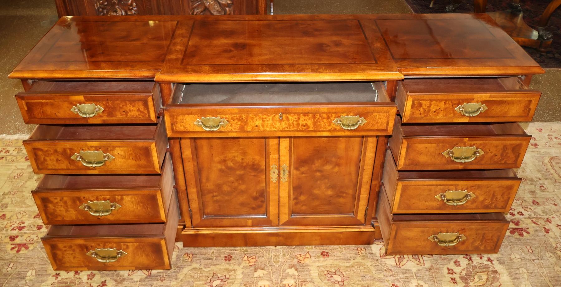 Late 20th Century Henredon Ashton Court Burl Walnut Sideboard Server Buffet For Sale