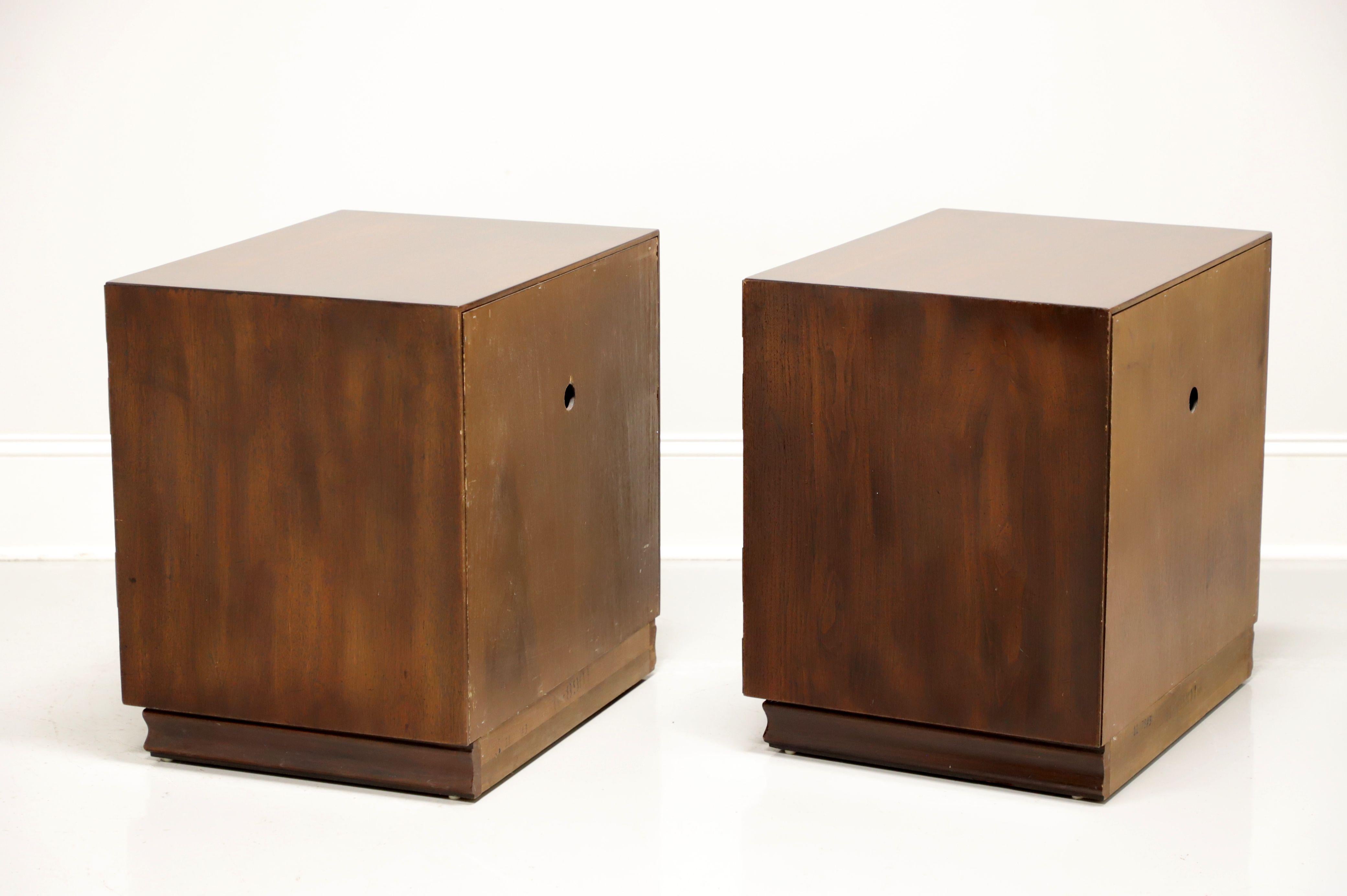 HENREDON Asian Japanese Tansu Campaign Bedside Cabinets / Nightstands - Pair In Good Condition In Charlotte, NC