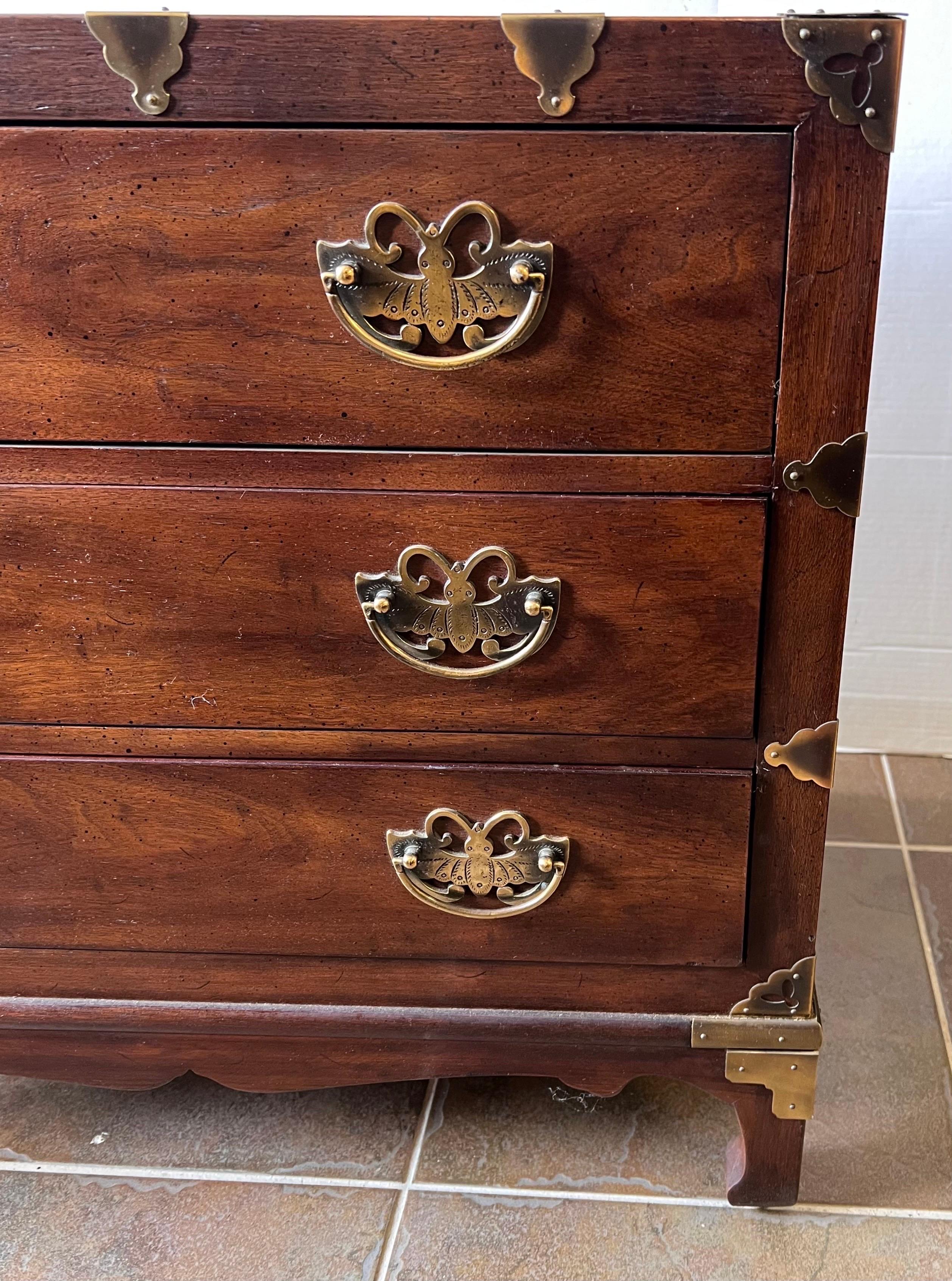 American Henredon Asian Style Chinoiserie Mahogany and Brass Bachelor Chest of Drawers For Sale