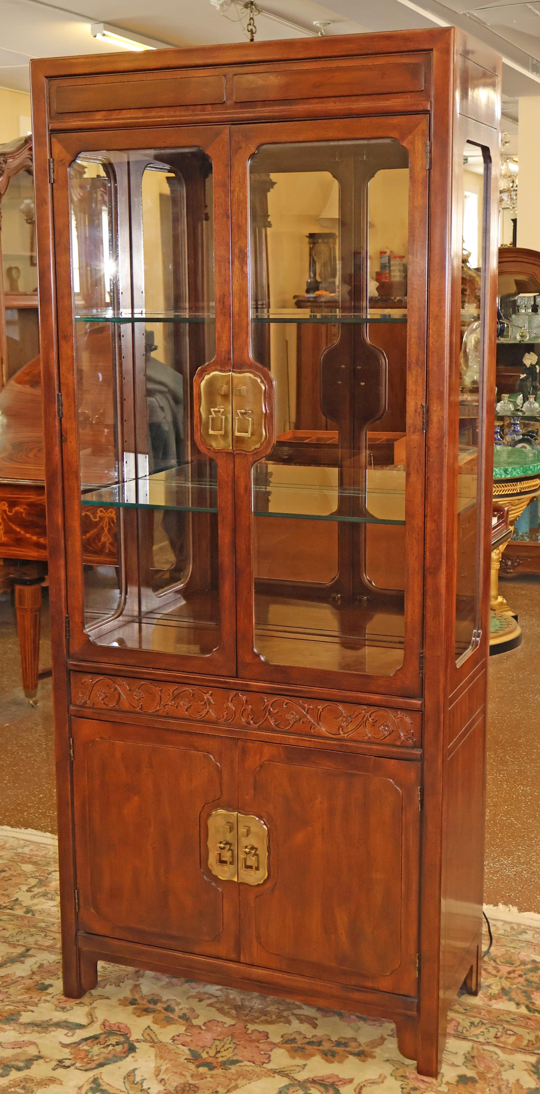 Henredon Asian Style Folio 16 Display Case Curio China Cabinet

Dimensions : 84.25