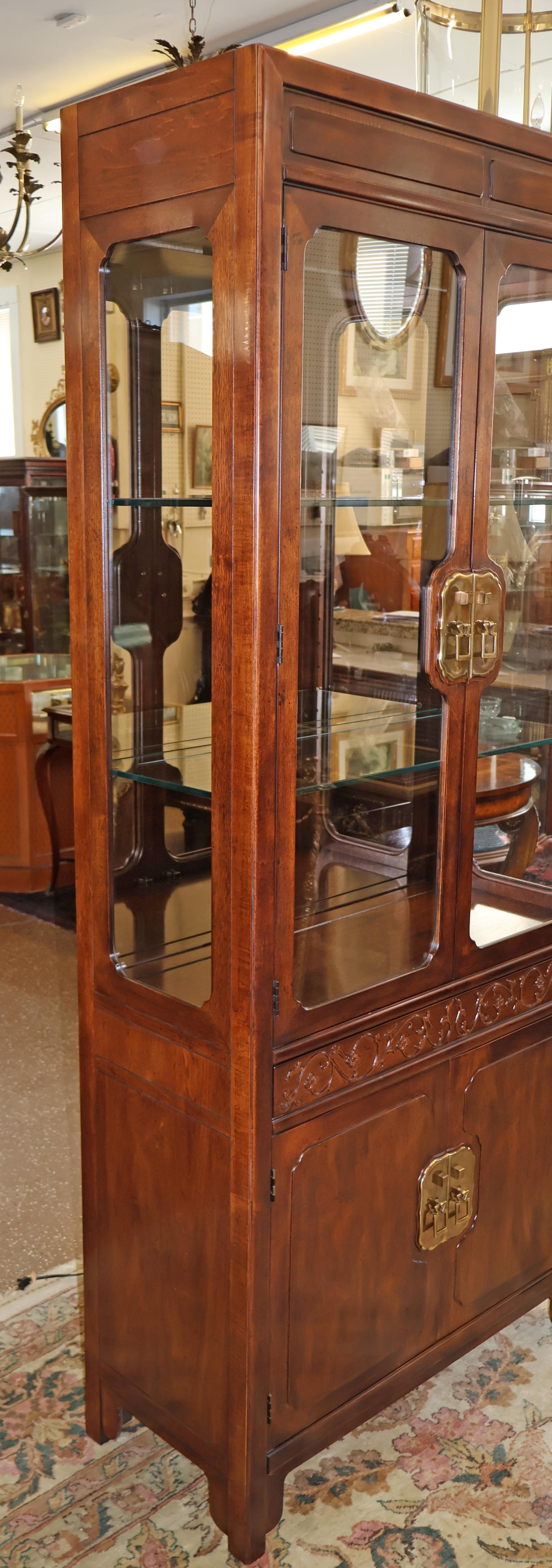Henredon Asian Style Folio 16 Display Case Curio China Cabinet In Good Condition For Sale In Long Branch, NJ