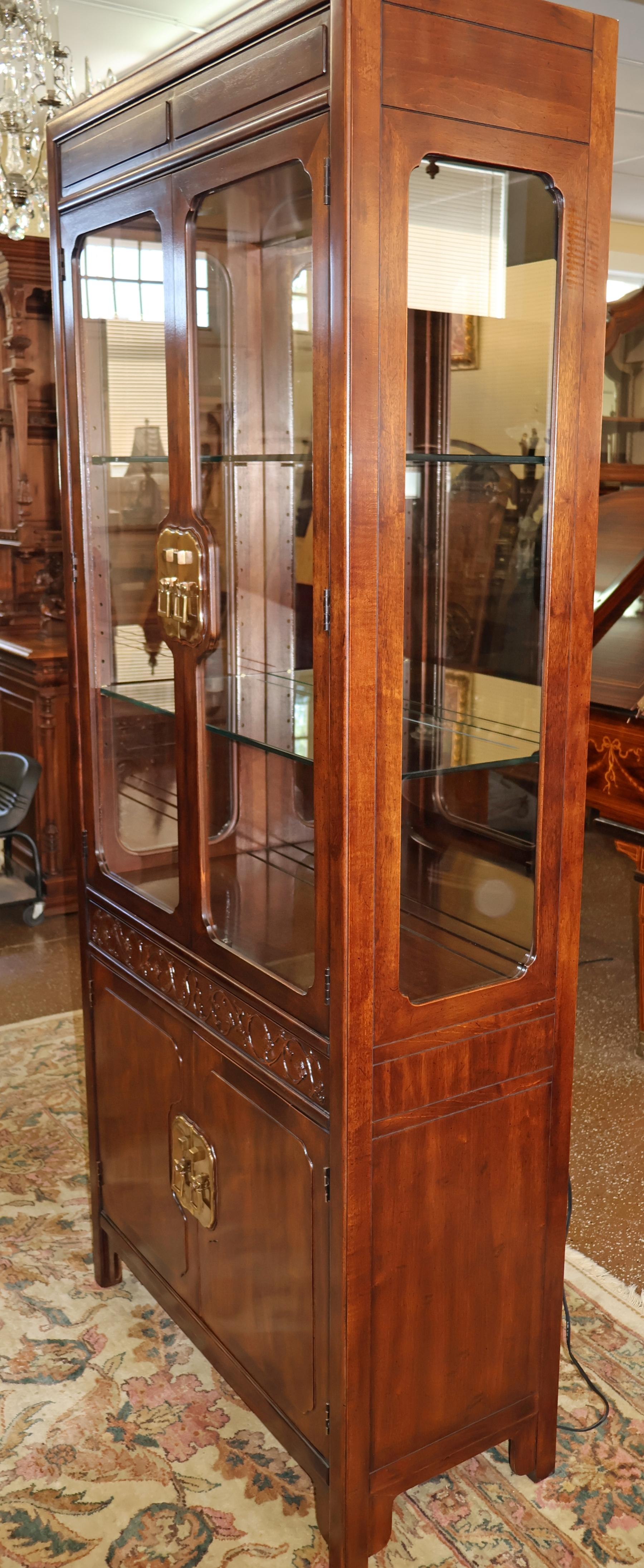 Late 20th Century Henredon Asian Style Folio 16 Display Case Curio China Cabinet For Sale