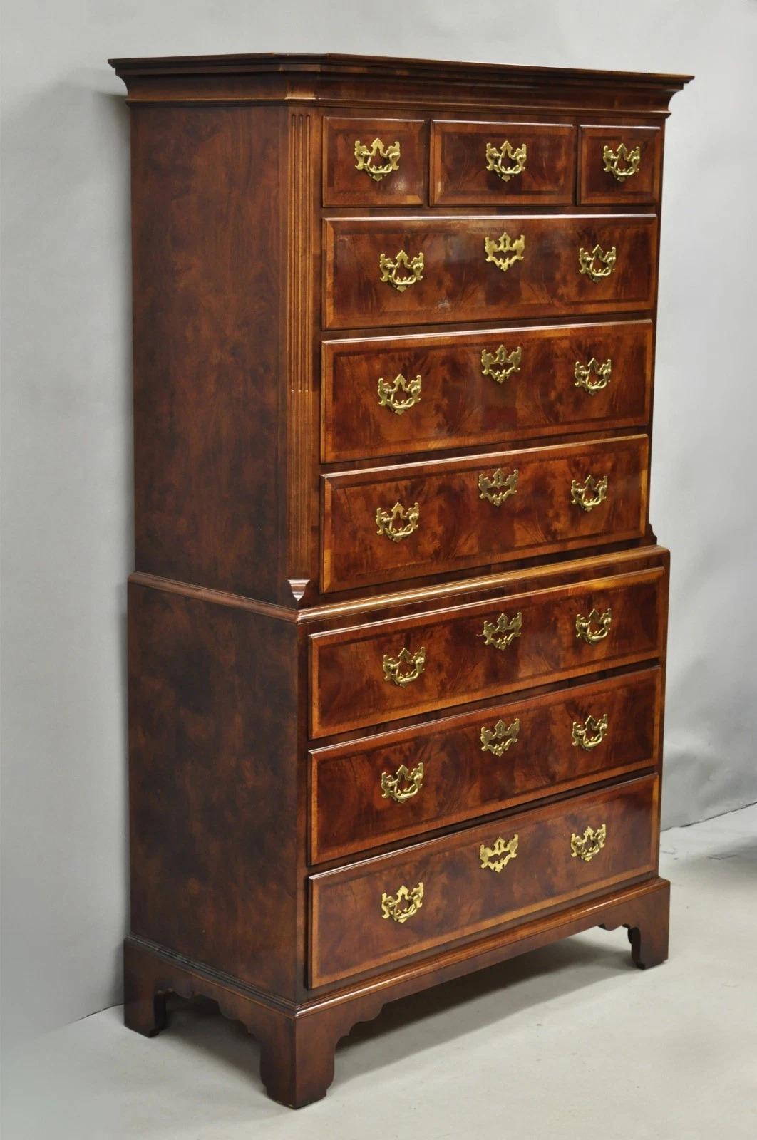 Envíanos un mensaje con tu código postal para solicitar un presupuesto de envío nacional más razonable.

Henredon Aston Court Cómoda alta de 9 cajones de madera de caoba estilo georgiano con herrajes de latón macizo. El artículo presenta hermosas