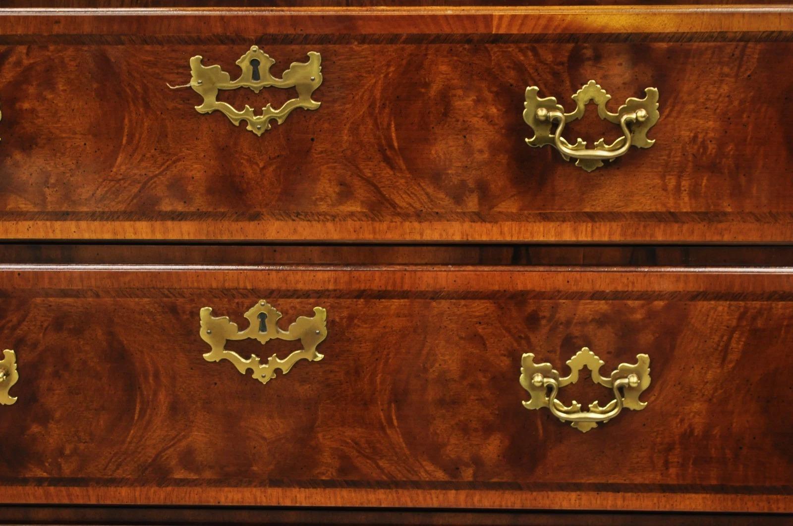 Henredon Aston Court Pecho Alto Cómoda de Caoba Georgiana con Madera de Burl siglo XX en venta