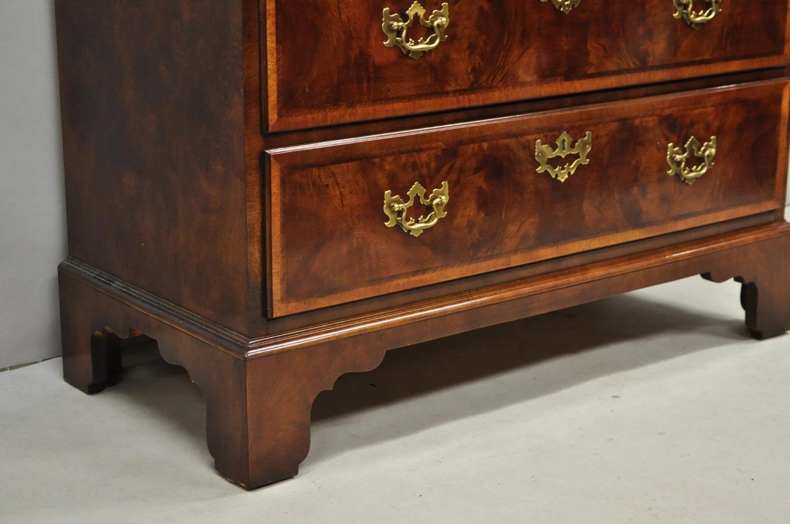 Henredon Aston Court Pecho Alto Cómoda de Caoba Georgiana con Madera de Burl en venta 3