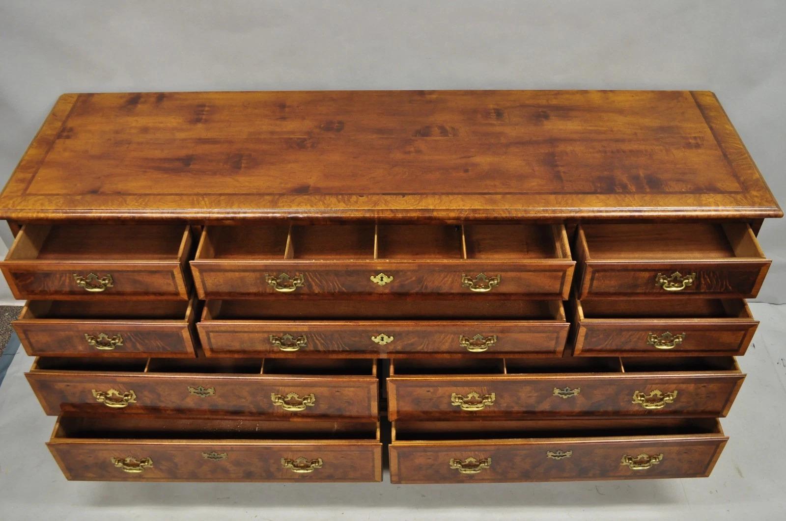 Bitte teilen Sie uns Ihre Postleitzahl mit, um ein günstigeres Angebot für den Versand innerhalb der USA anzufordern.

Henredon Aston Court Wurzelholz georgianischen Stil gebändert Mahagoni 10 Schublade lange Kommode Credenza mit massivem Messing