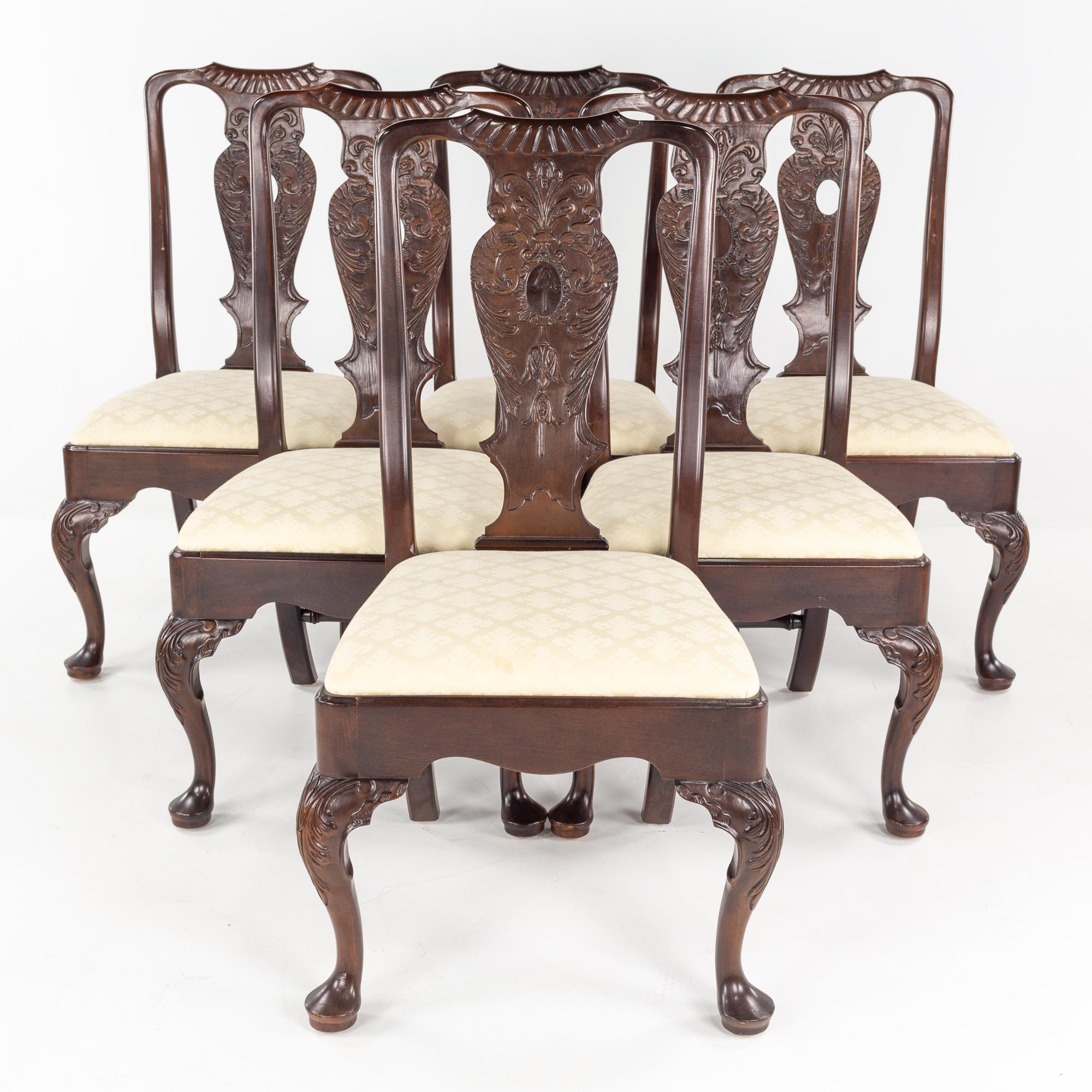 Henredon Aston Court Mahagoni Esszimmerstühle - 6er Set

Jeder Stuhl misst: 21 breit x 21 tief x 40 Zoll hoch, mit einer Sitzhöhe von 17 Zoll

Dieses Set ist in großartigem Vintage-Zustand mit kleinen Flecken, Dellen und Abnutzung.

Über
