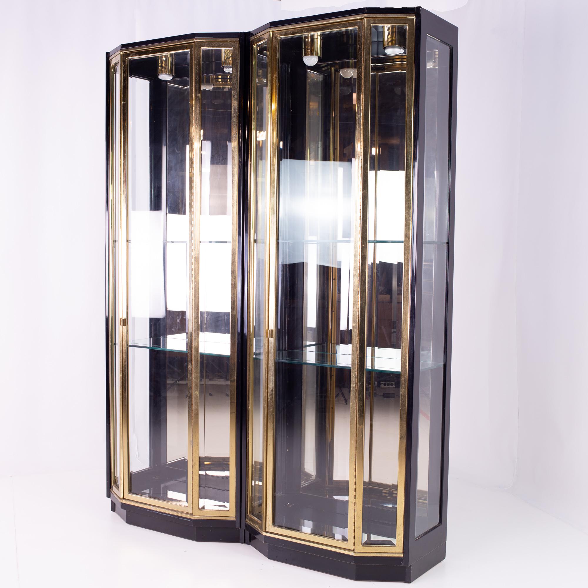 Henredon black and brass Mid Century display cabinets - Pair

Measures: 30 wide x 17.25 deep x 82.5 high

Great vintage condition with light tarnishing on some areas of brass.

This price includes getting this piece in what we call restored vintage