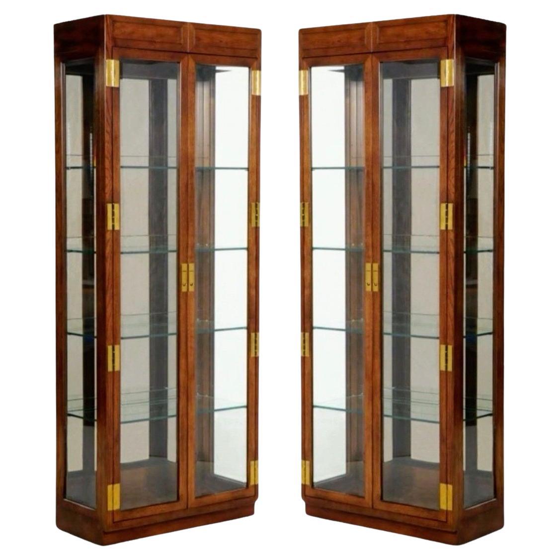 Henredon British Colonial / Campaigner Style Display / Vitrine Cabinets - Paire en vente