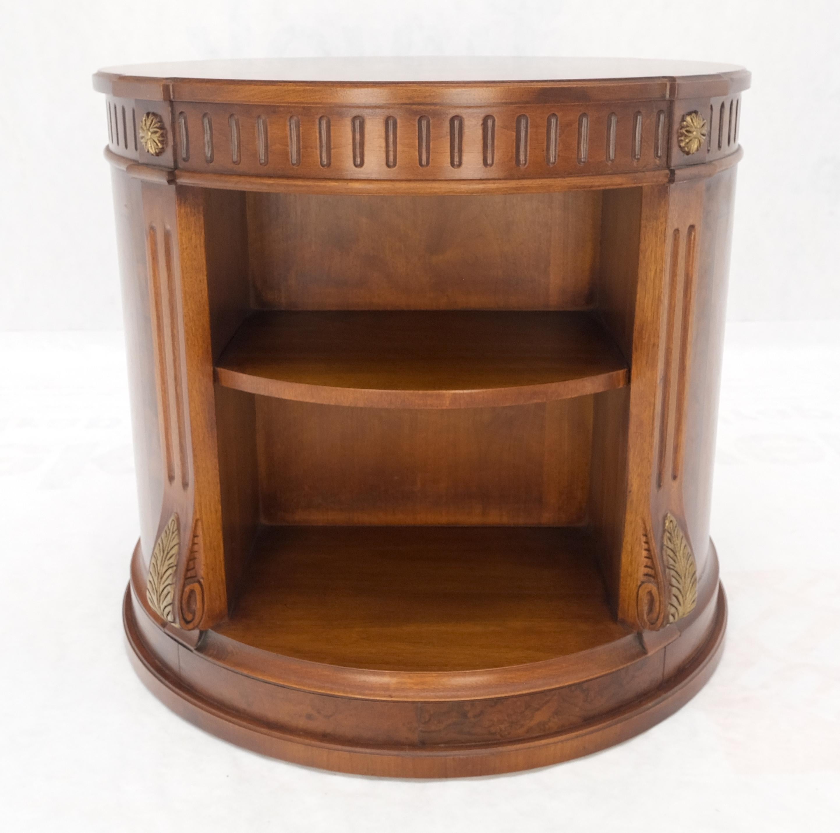 Henredon Burl Walnut Round Center Lamp Side Occasional Table Stand Shelves Mint! In Good Condition For Sale In Rockaway, NJ