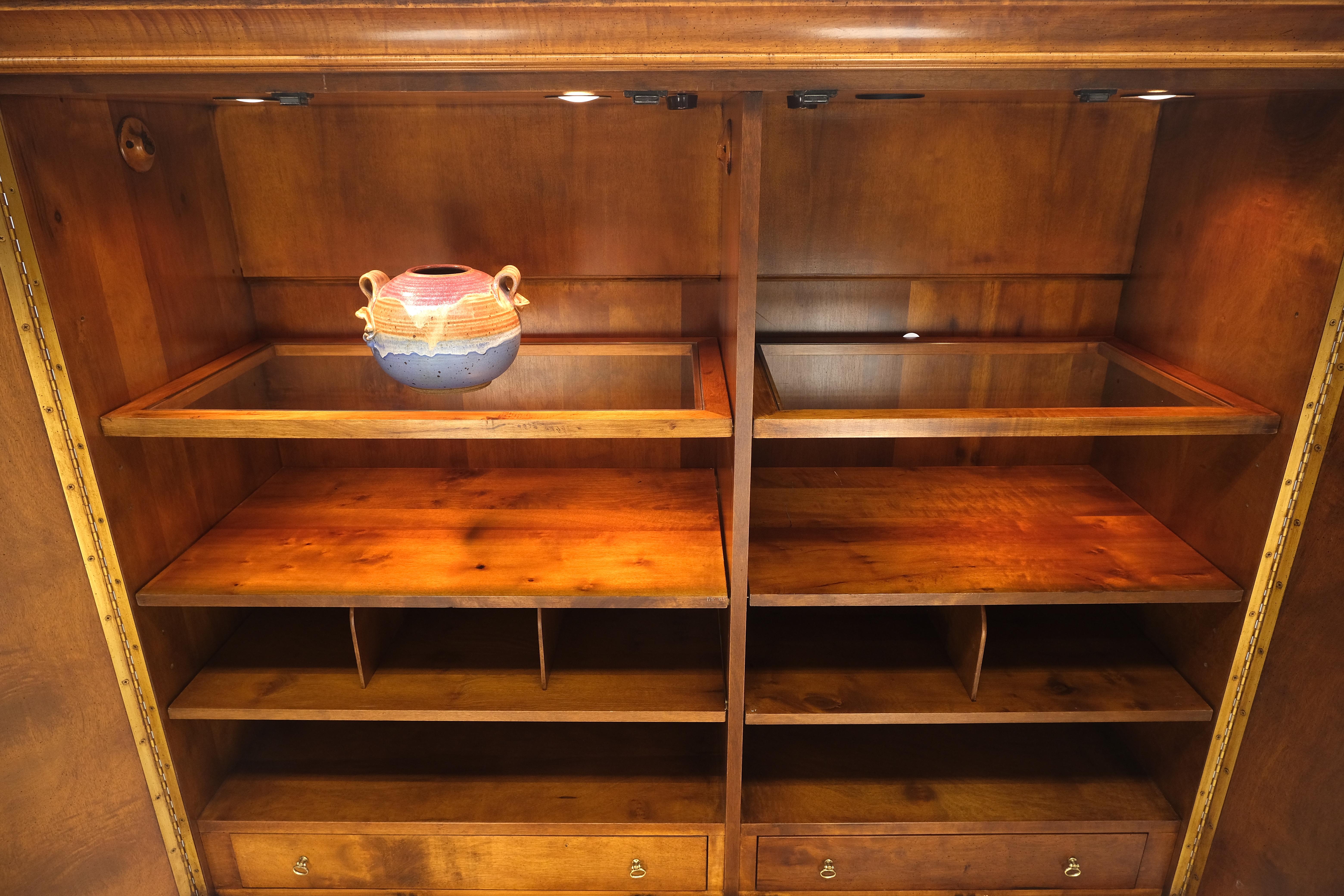 Henredon Legno di radica Noce Stampa Lino Illuminato Armadio Credenza Hutch Segretaria in vendita 3