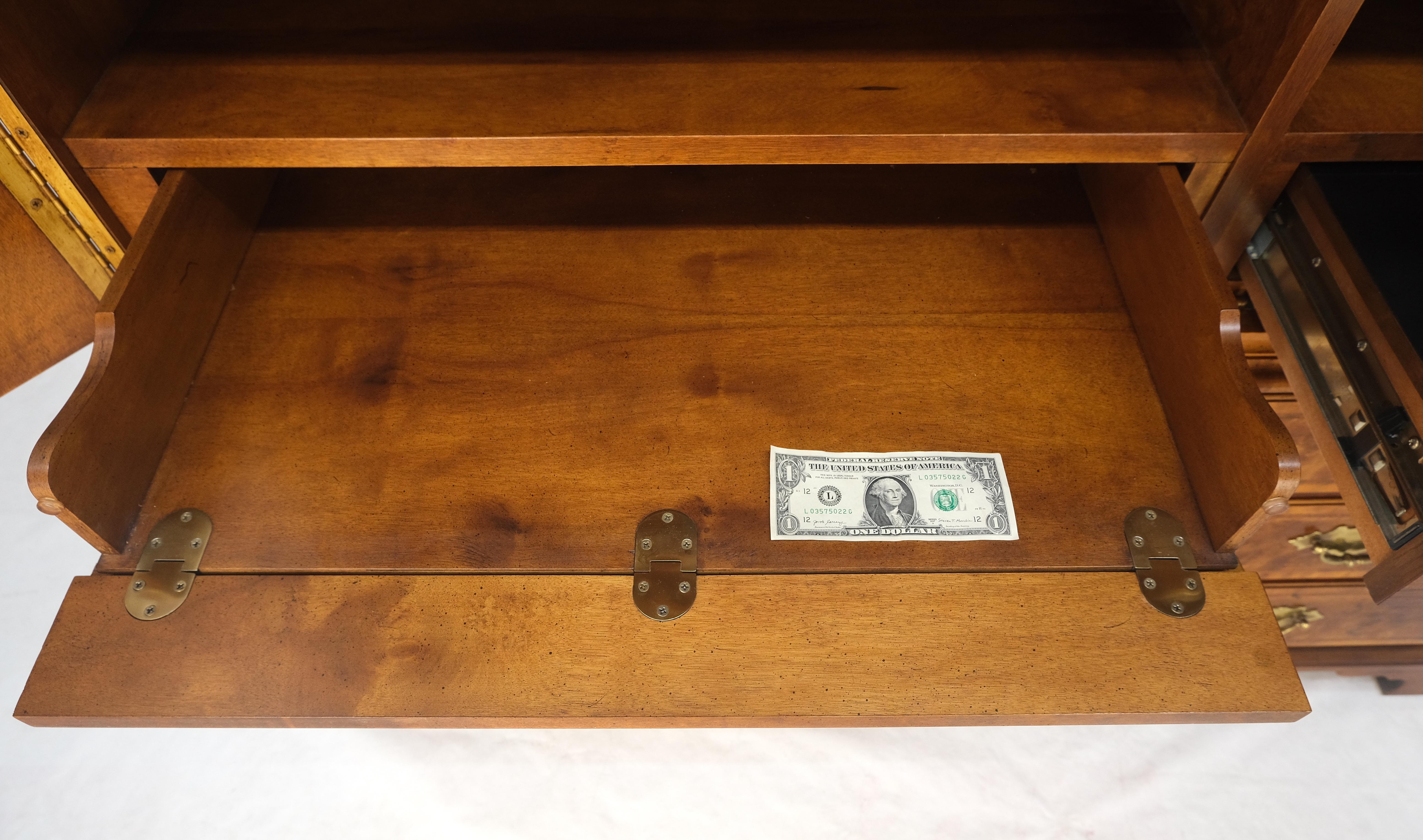 Henredon Legno di radica Noce Stampa Lino Illuminato Armadio Credenza Hutch Segretaria in vendita 4