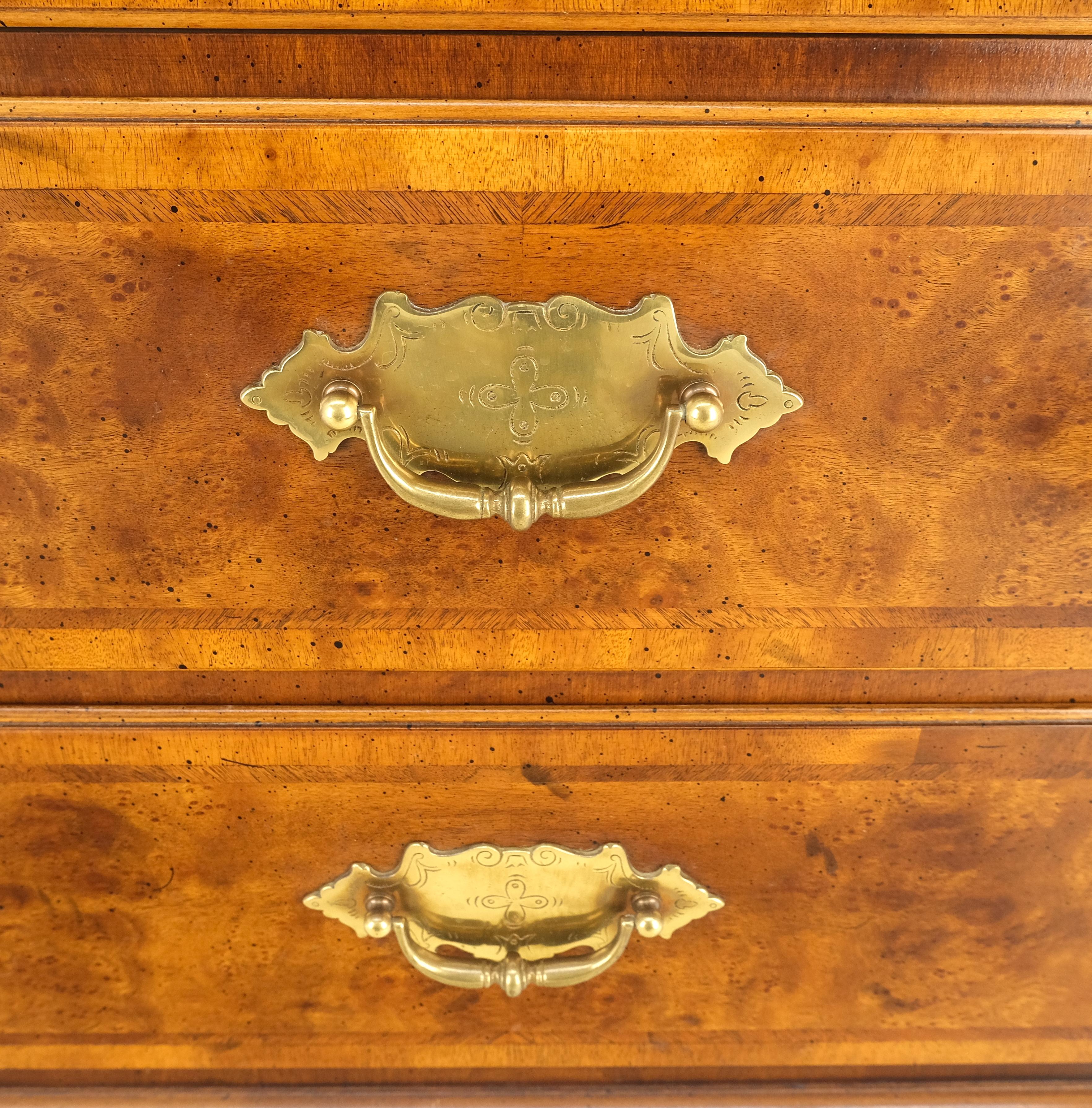 Henredon Legno di radica Noce Stampa Lino Illuminato Armadio Credenza Hutch Segretaria in vendita 5