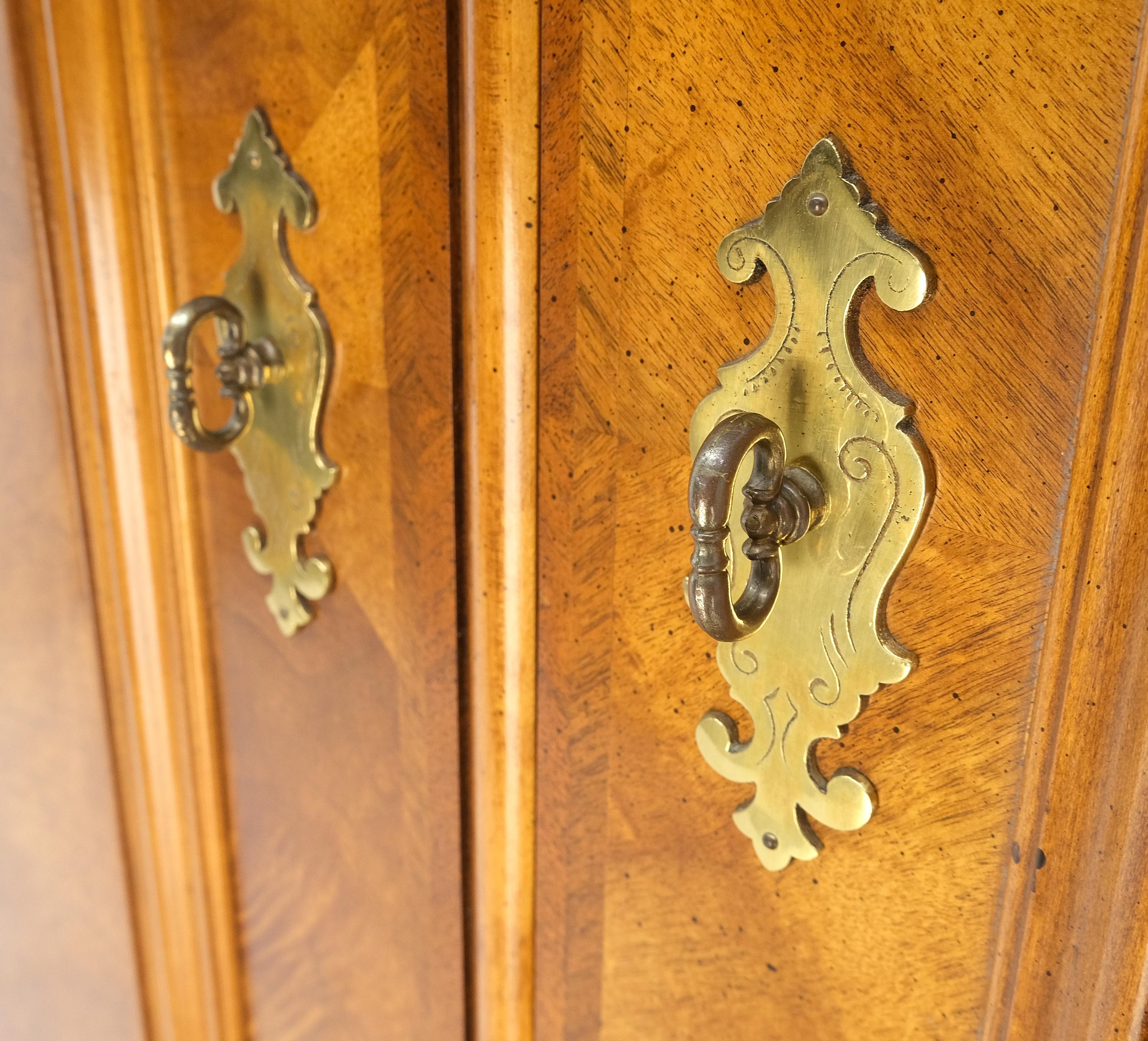 Henredon Legno di radica Noce Stampa Lino Illuminato Armadio Credenza Hutch Segretaria in vendita 6