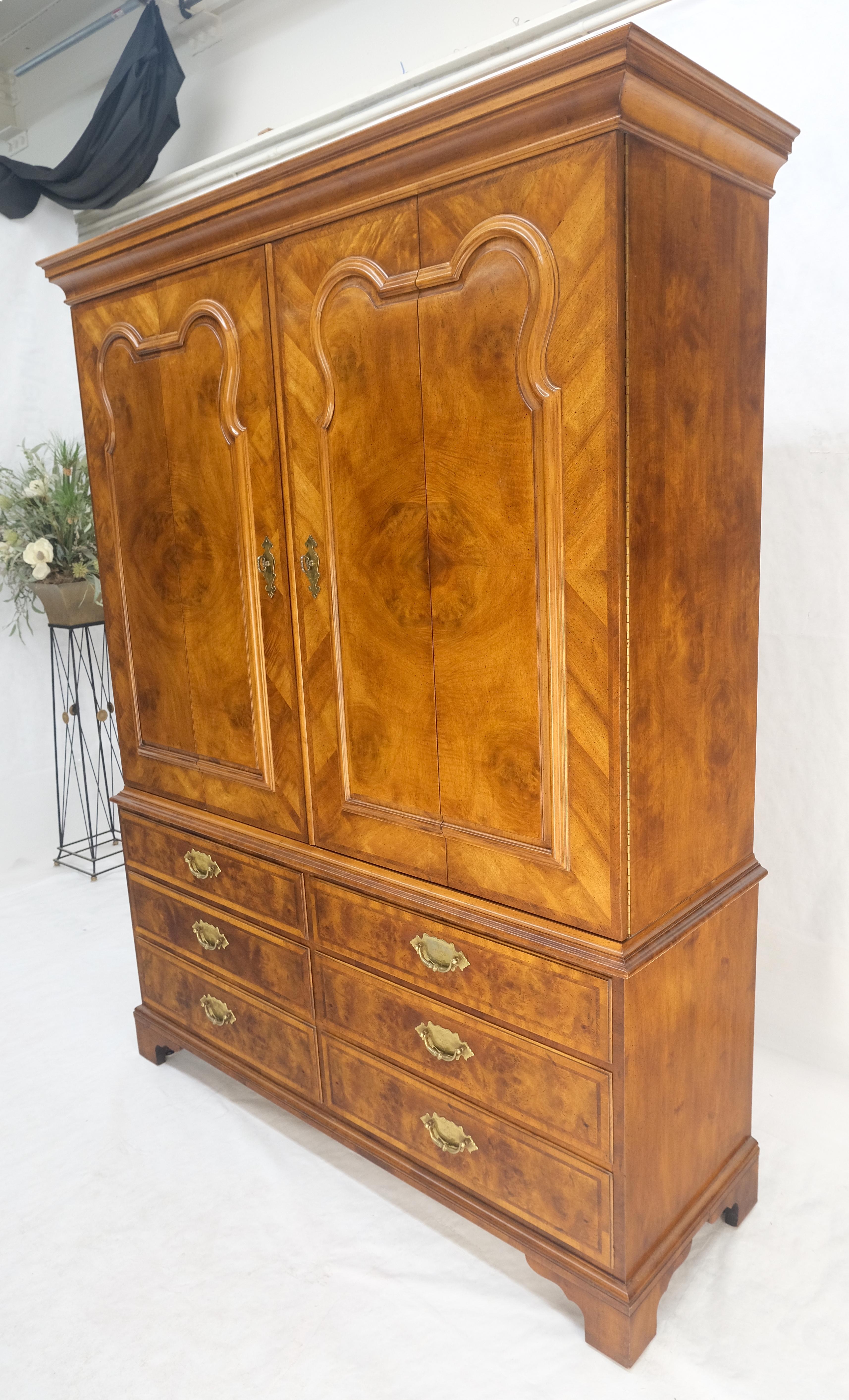 Henredon Legno di radica Noce Stampa Lino Illuminato Armadio Credenza Hutch Segretaria in vendita 7