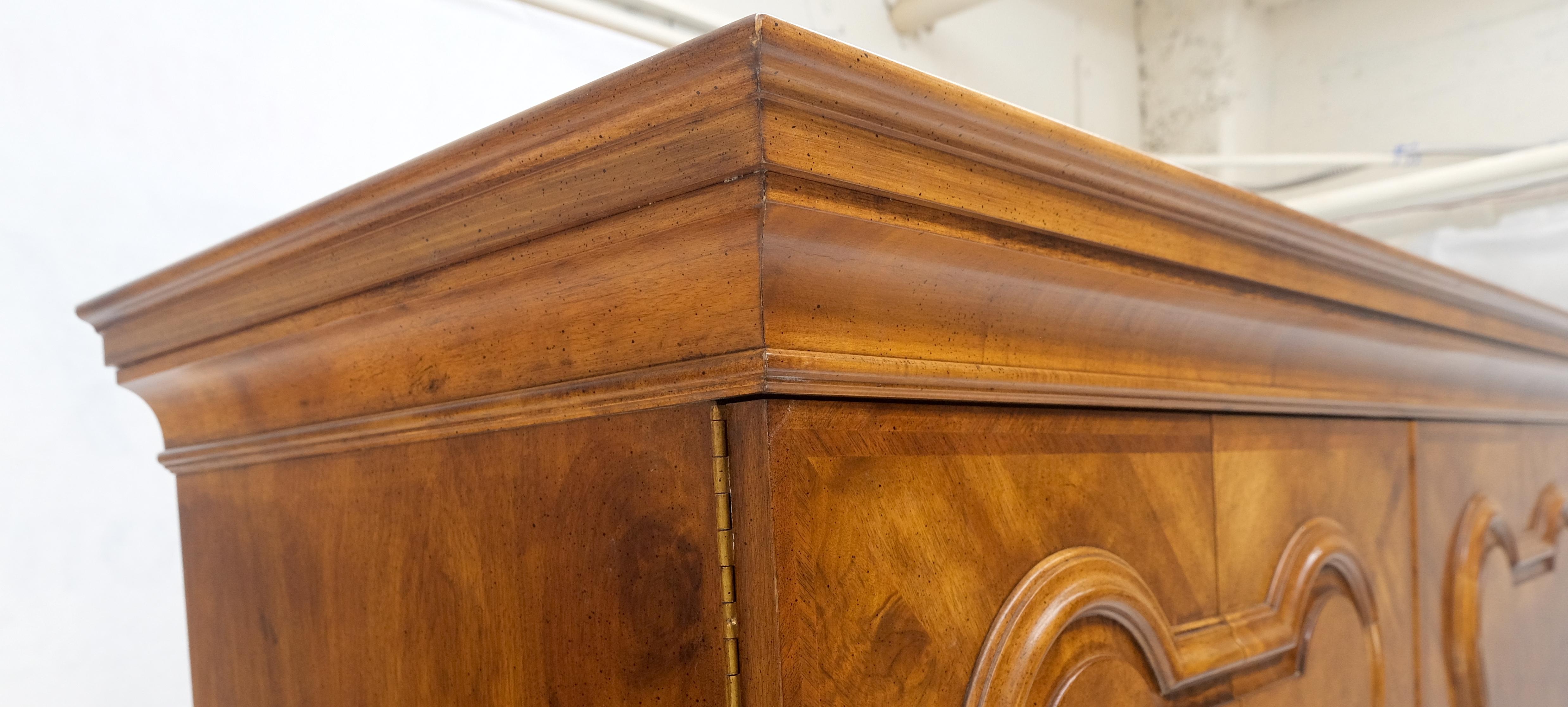Henredon Legno di radica Noce Stampa Lino Illuminato Armadio Credenza Hutch Segretaria in vendita 9