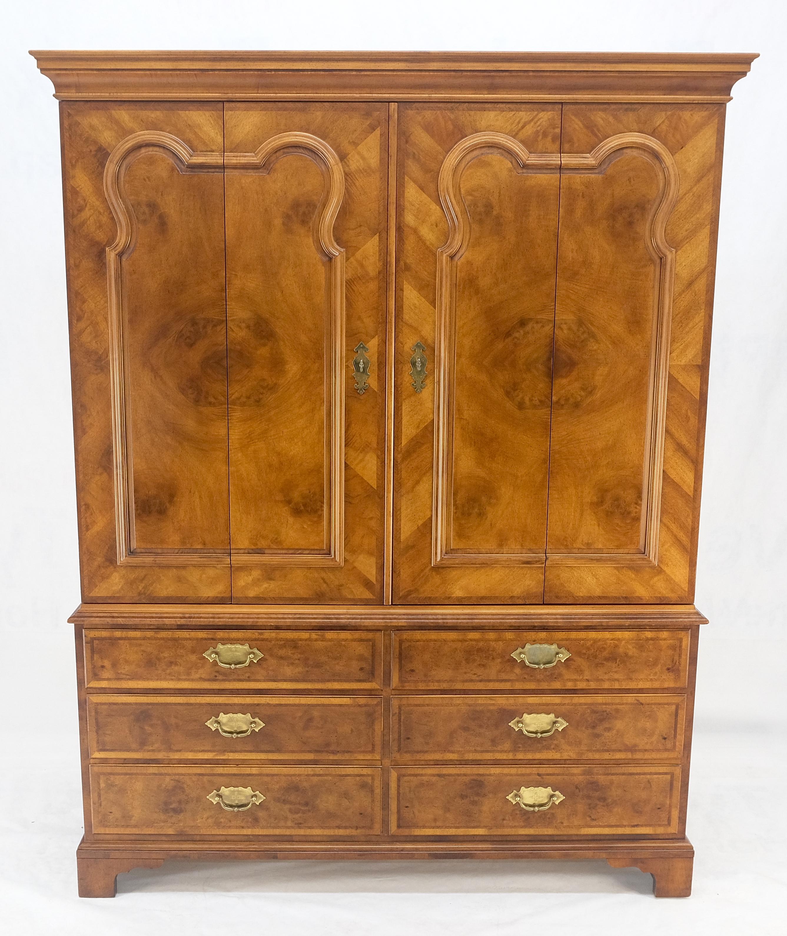 Georgiano Henredon Legno di radica Noce Stampa Lino Illuminato Armadio Credenza Hutch Segretaria in vendita