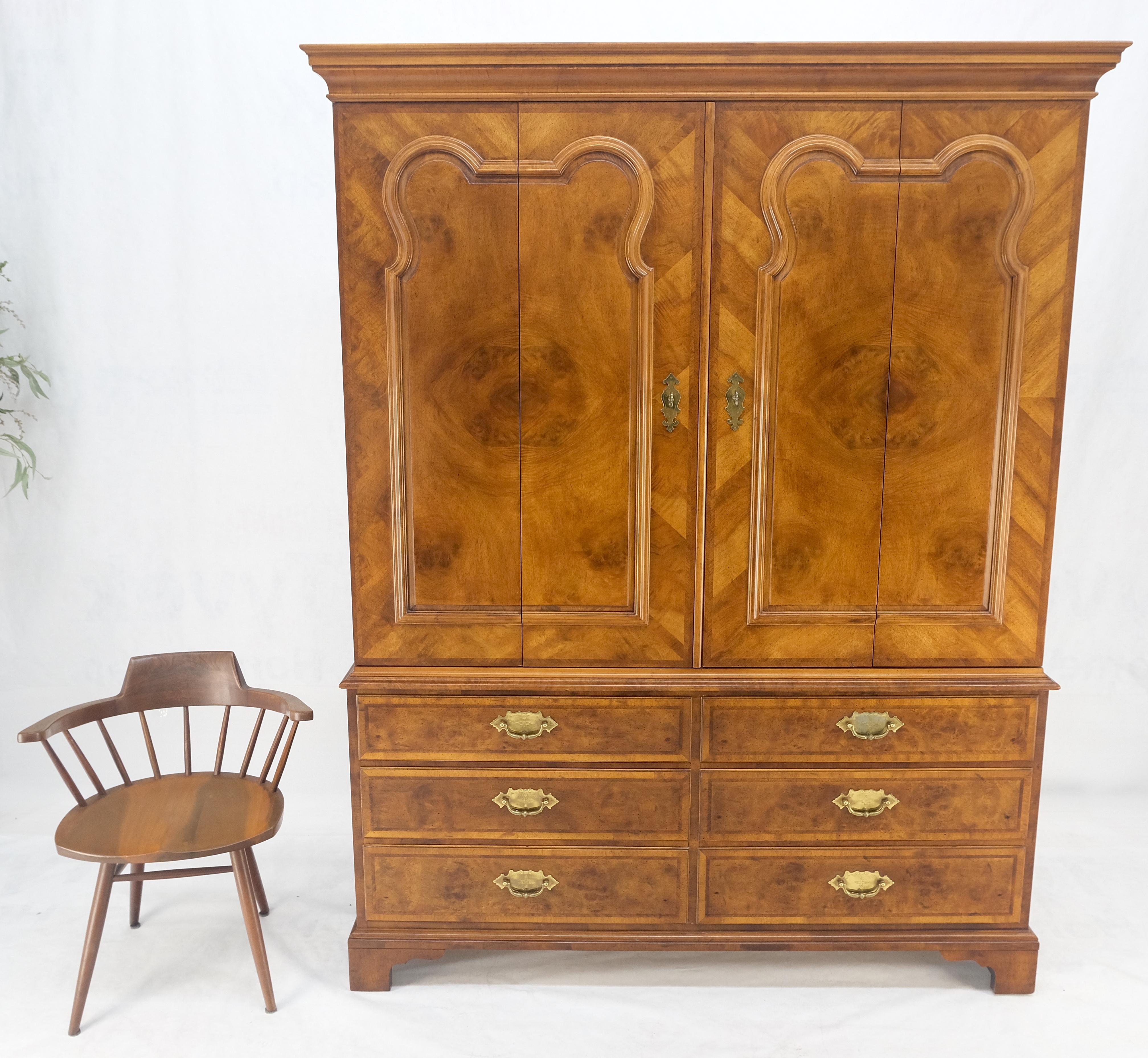 Americano Henredon Legno di radica Noce Stampa Lino Illuminato Armadio Credenza Hutch Segretaria in vendita