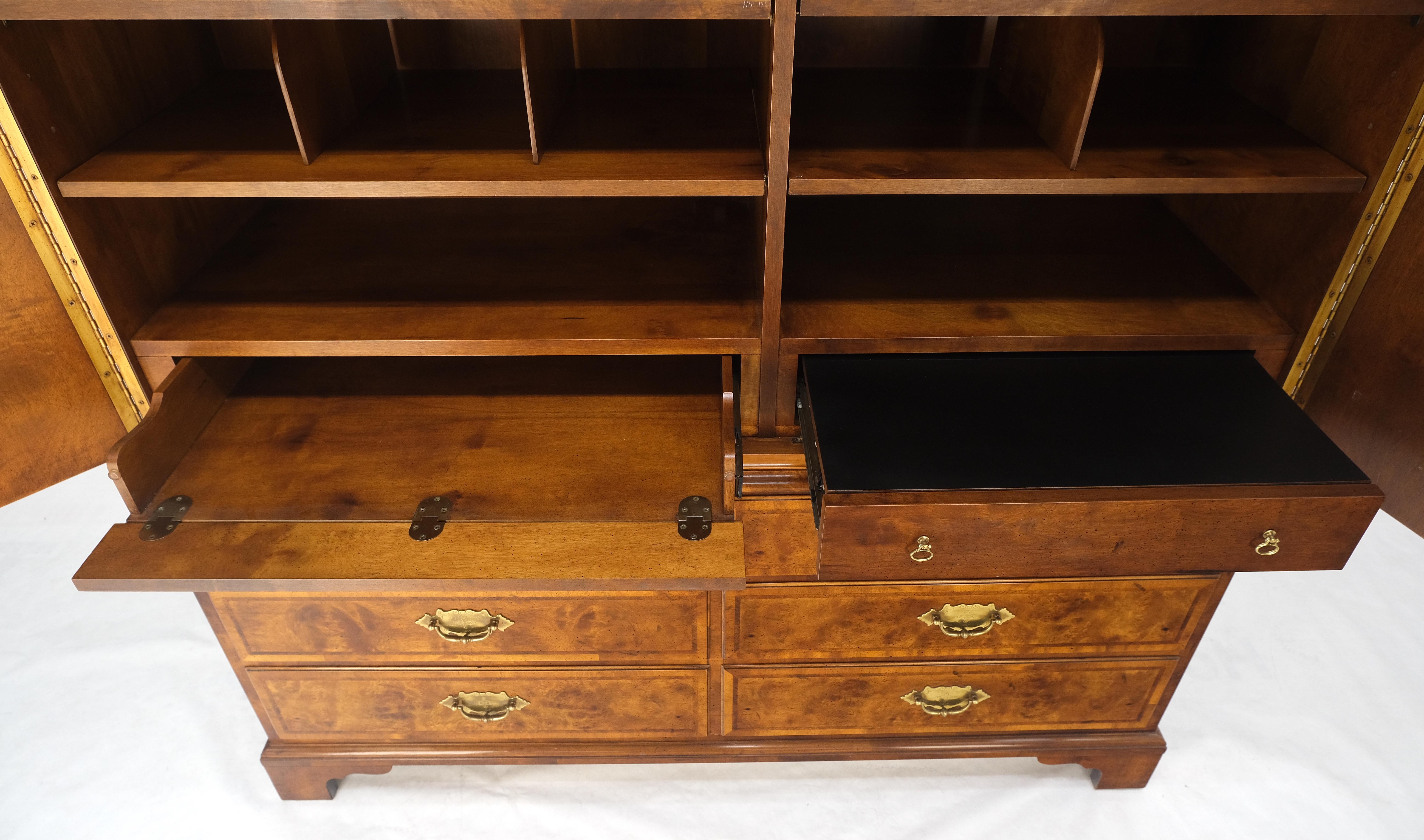 Ottone Henredon Legno di radica Noce Stampa Lino Illuminato Armadio Credenza Hutch Segretaria in vendita