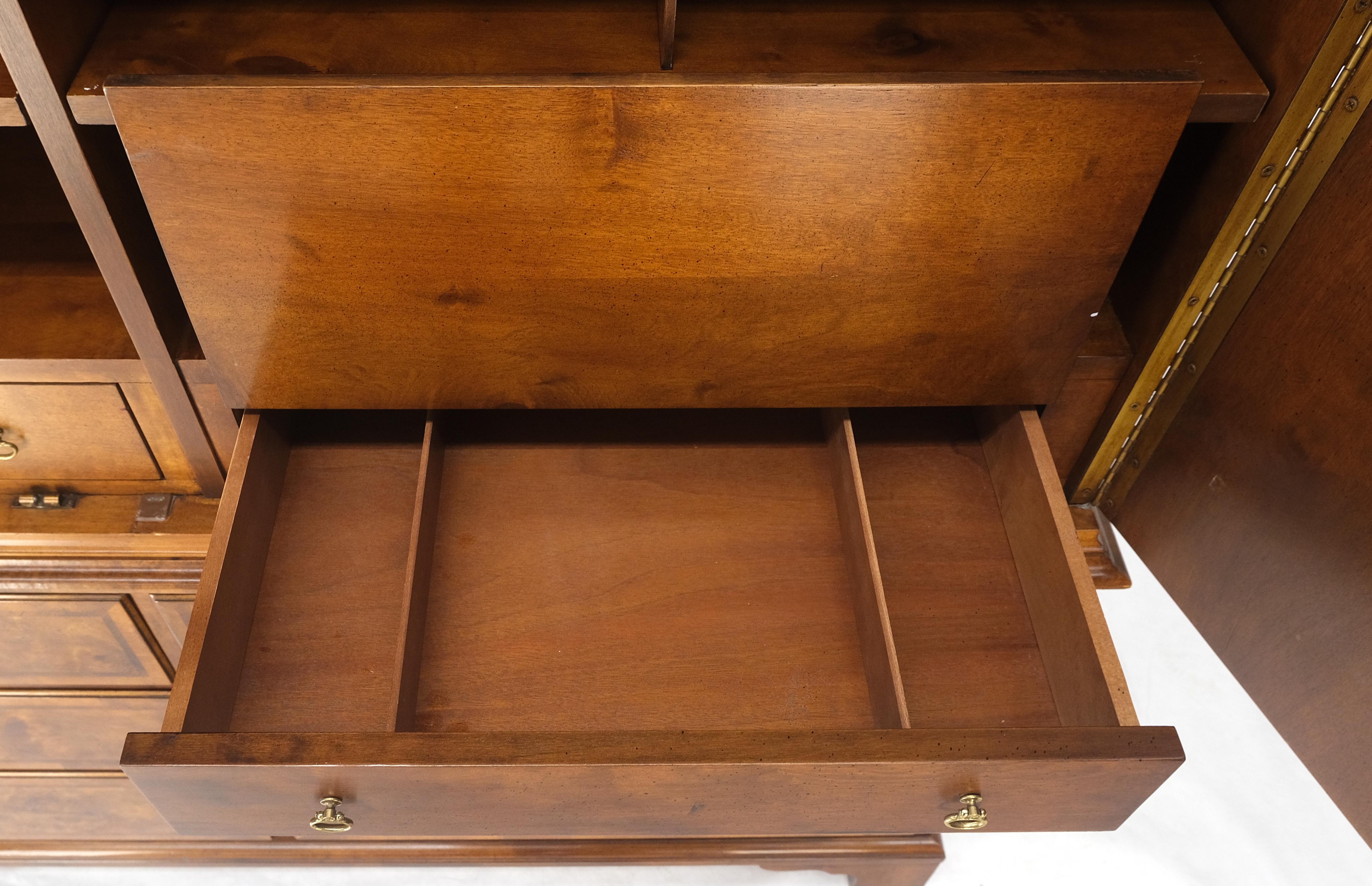 Henredon Legno di radica Noce Stampa Lino Illuminato Armadio Credenza Hutch Segretaria in vendita 1