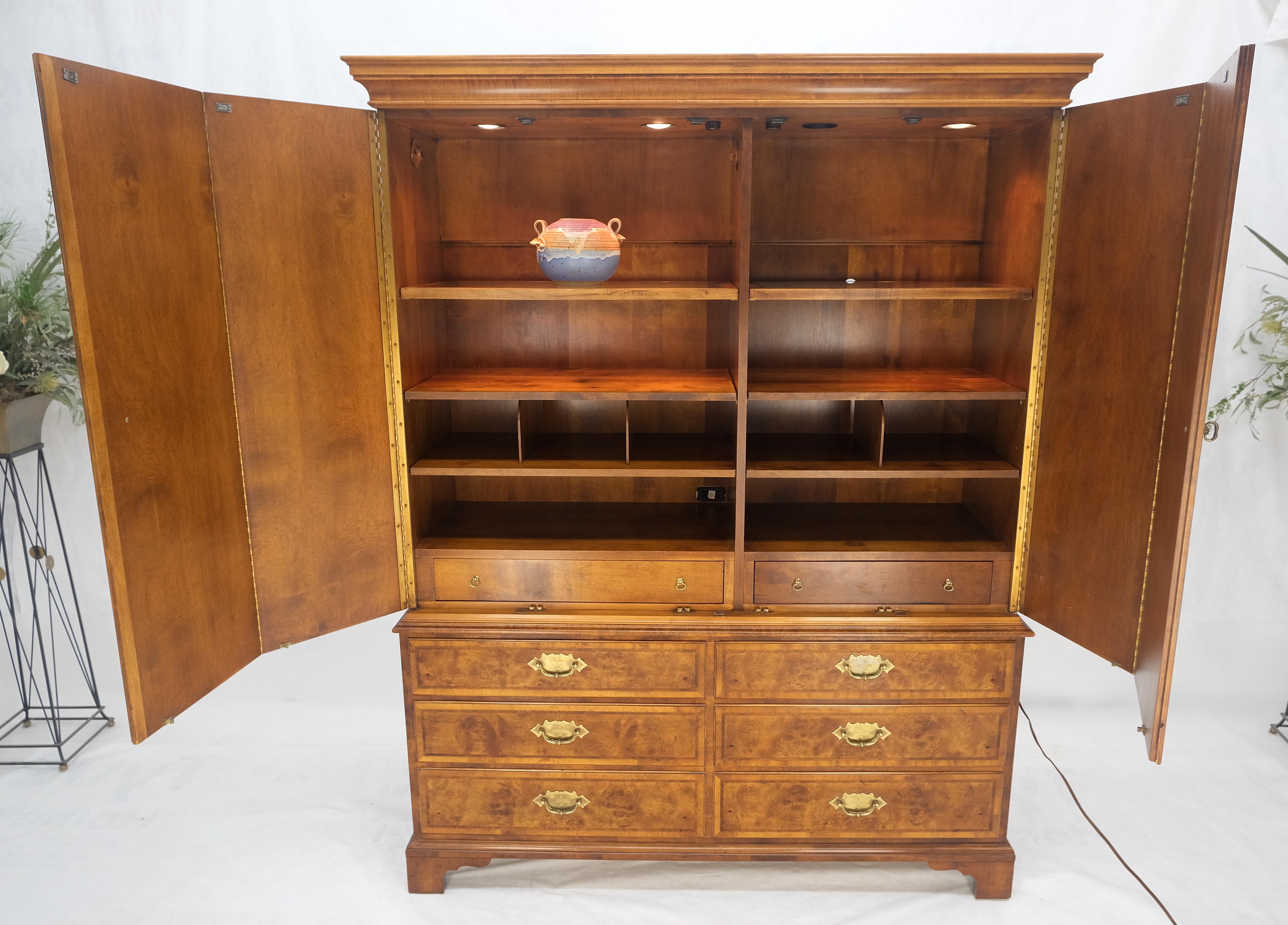 Henredon Legno di radica Noce Stampa Lino Illuminato Armadio Credenza Hutch Segretaria in vendita 2