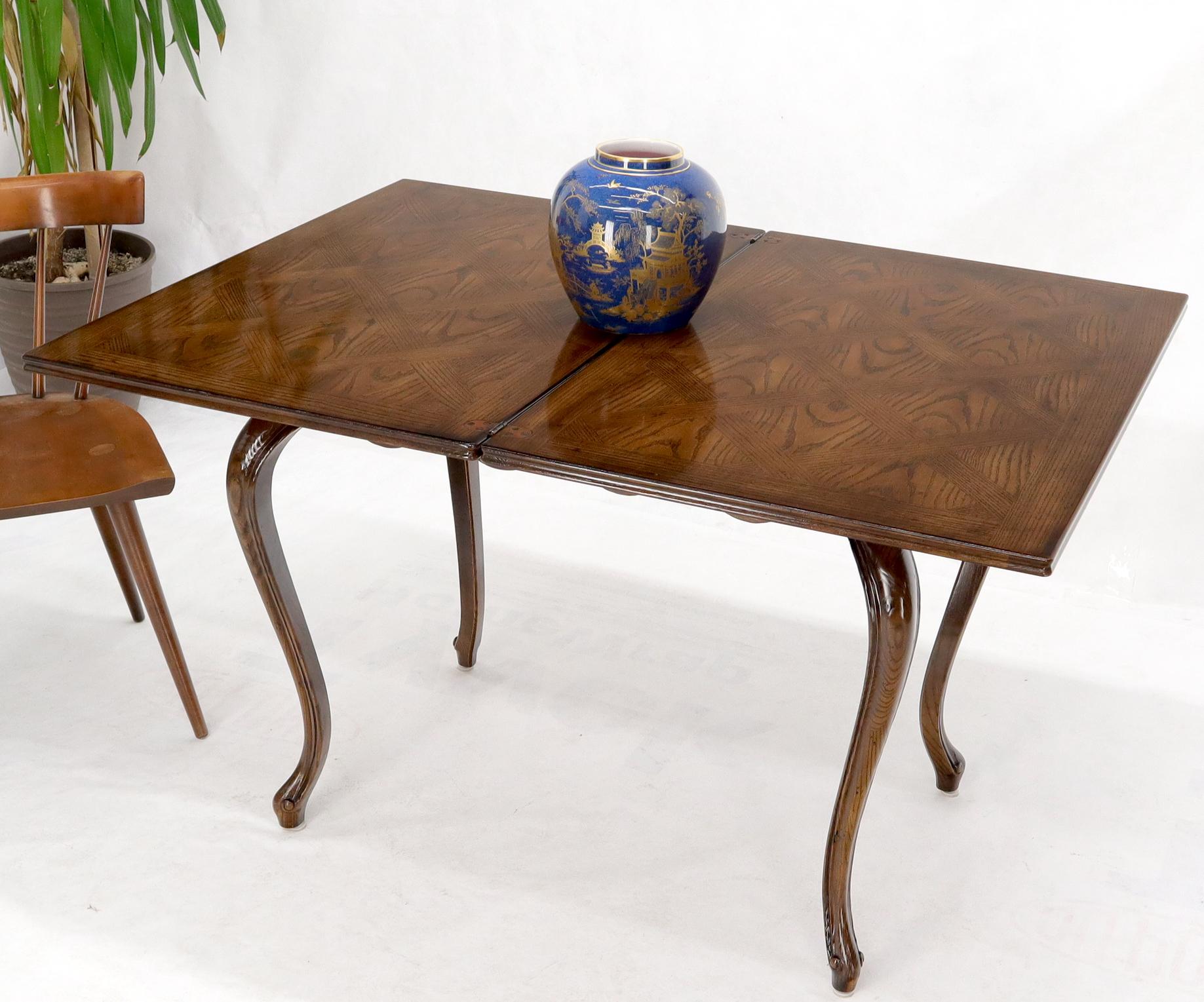 Magnifique table console Henredon à abattant, convertible en petite table à manger. Lorsqu'il est étendu, il mesure 72