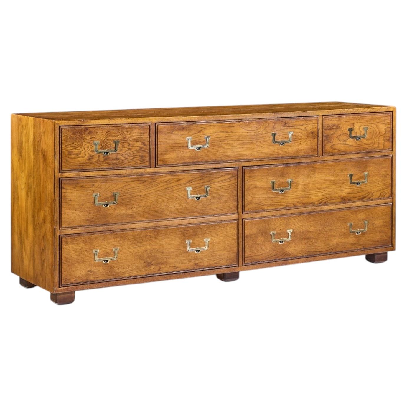 Henredon Campaigner Mid Century Eiche und Messing Lowboy Dresser