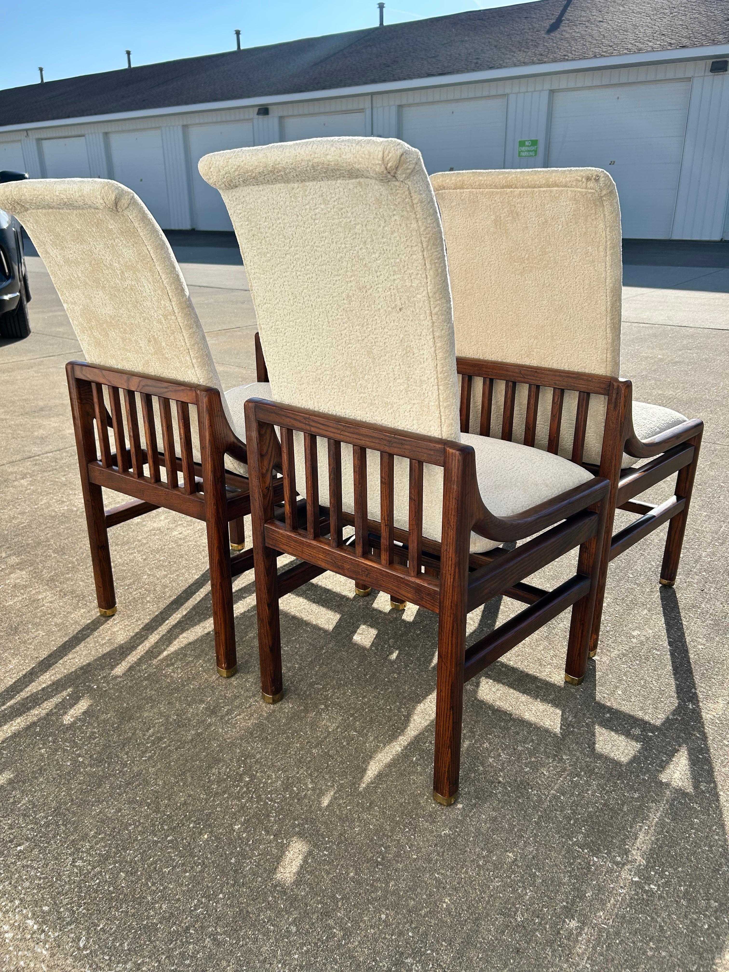 Set di 4 sedie da pranzo in stile Campaigner Oak di Henredon rivestite di nuovo con anima in gommapiuma e supporti in fettuccia.  Rivestito in un bellissimo tessuto di ciniglia ad alte prestazioni color avorio.  Queste sedie da pranzo offrono un
