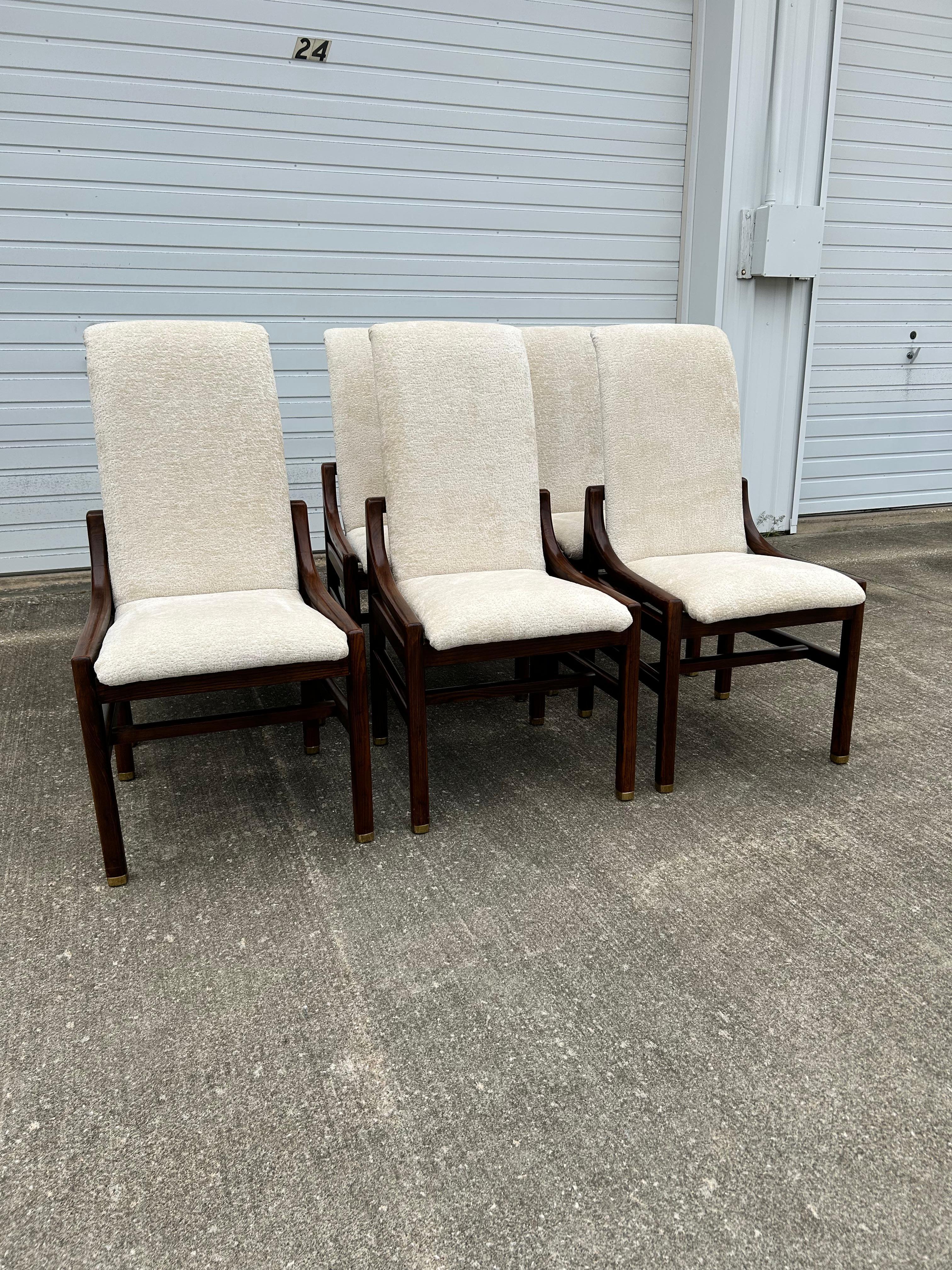 Set di 6 sedie da pranzo in stile Campaigner Oak di Henredon rivestite di nuovo con anima in gommapiuma e supporti in fettuccia.  Rivestito in un bellissimo tessuto di ciniglia ad alte prestazioni color avorio.  Queste sedie da pranzo offrono un