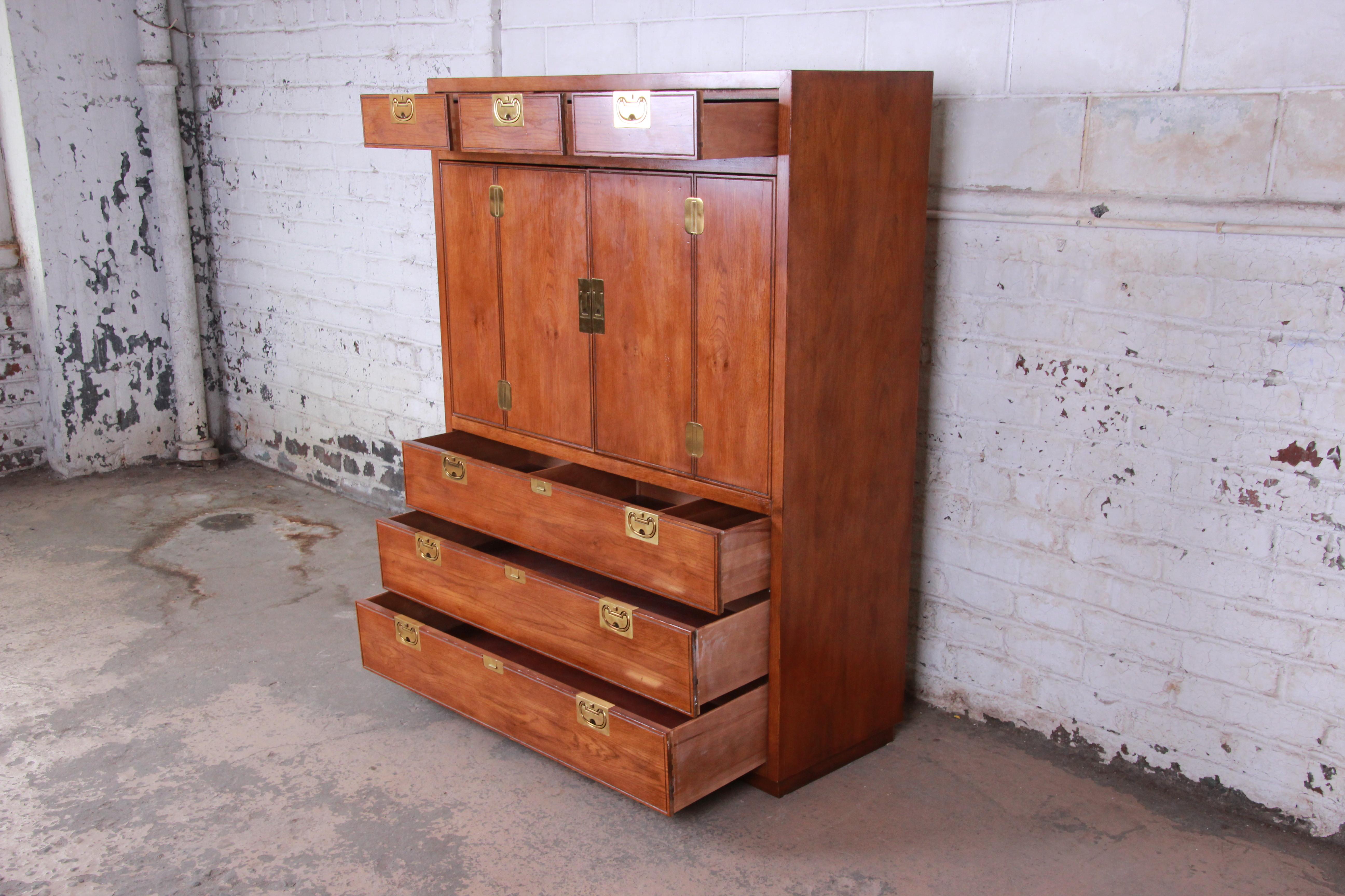 Henredon Campaign Style Oak Gentleman's Chest In Good Condition In South Bend, IN