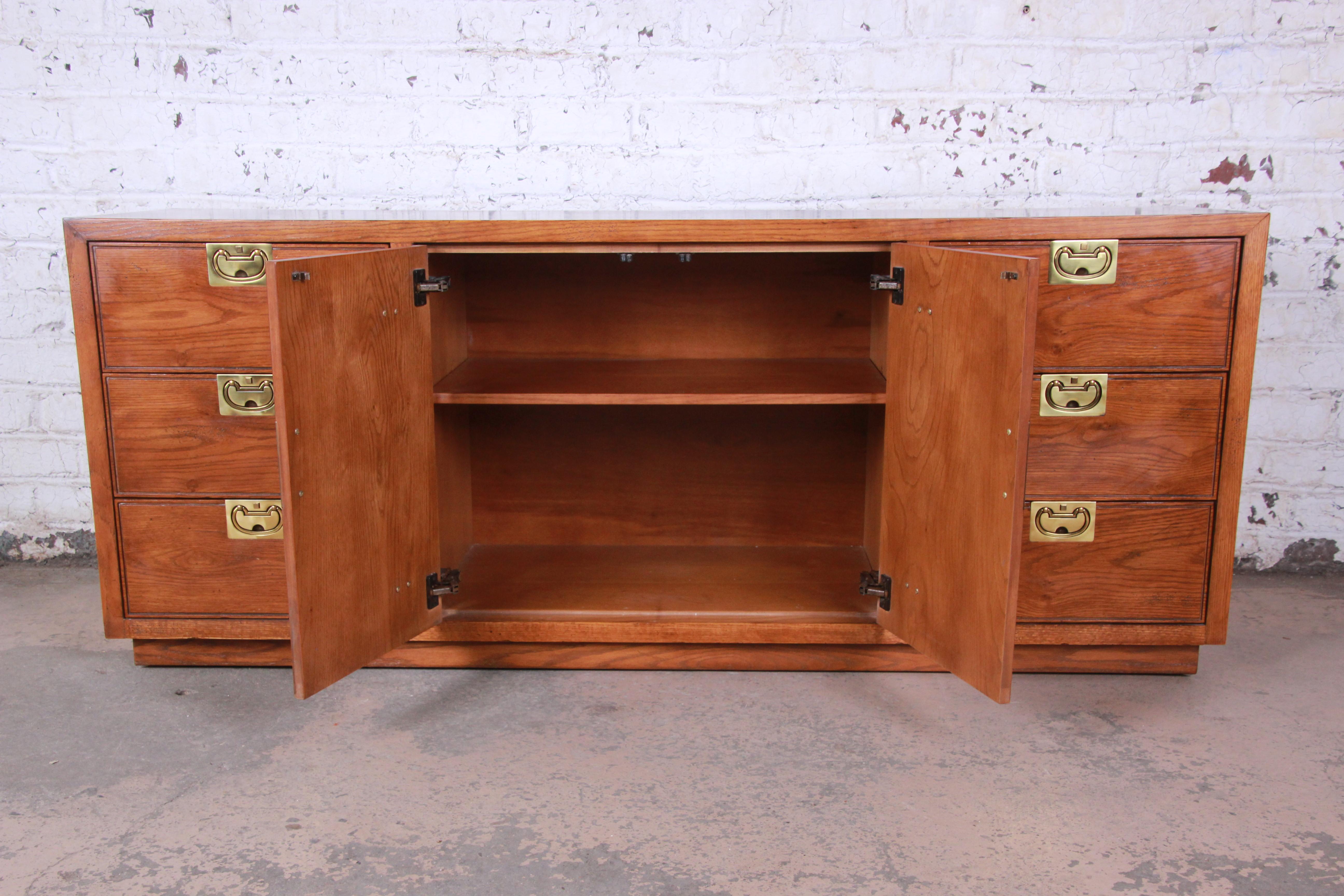 Henredon Campaign Style Eiche lange Kommode oder Credenza im Zustand „Gut“ in South Bend, IN