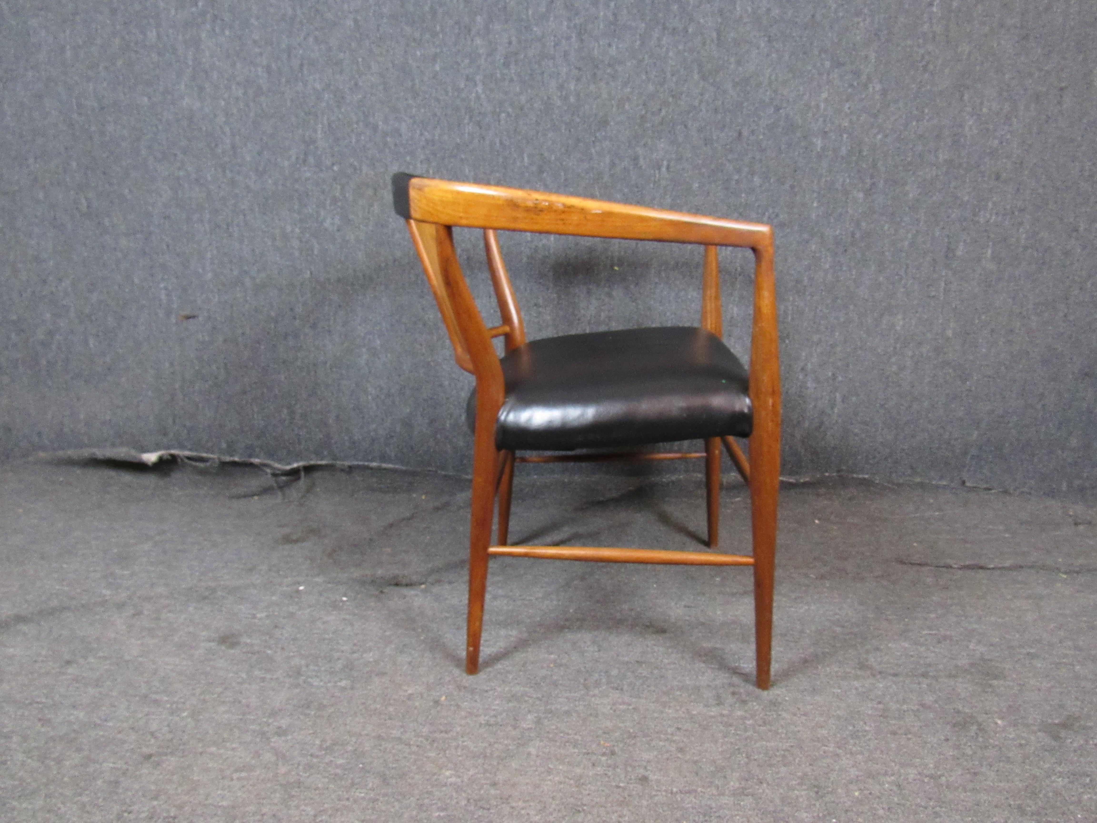 Henredon „Cantonesian“ Sessel aus der Mitte des Jahrhunderts (Kunstleder) im Angebot