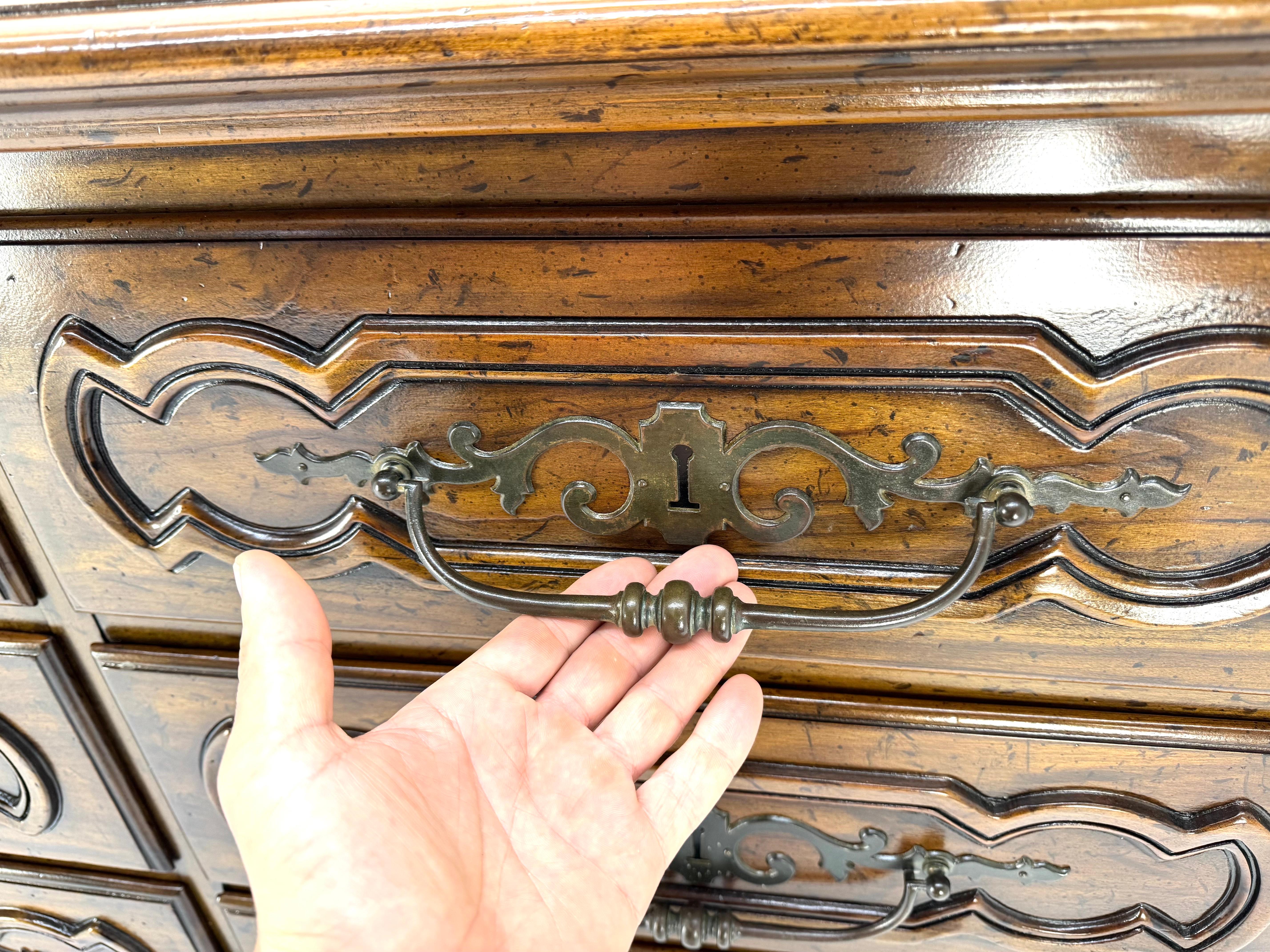 Henredon Carved Chestnut Drawer Fronts Large Heavy Brass Drop Pulls Dresser MINT In Good Condition For Sale In Rockaway, NJ