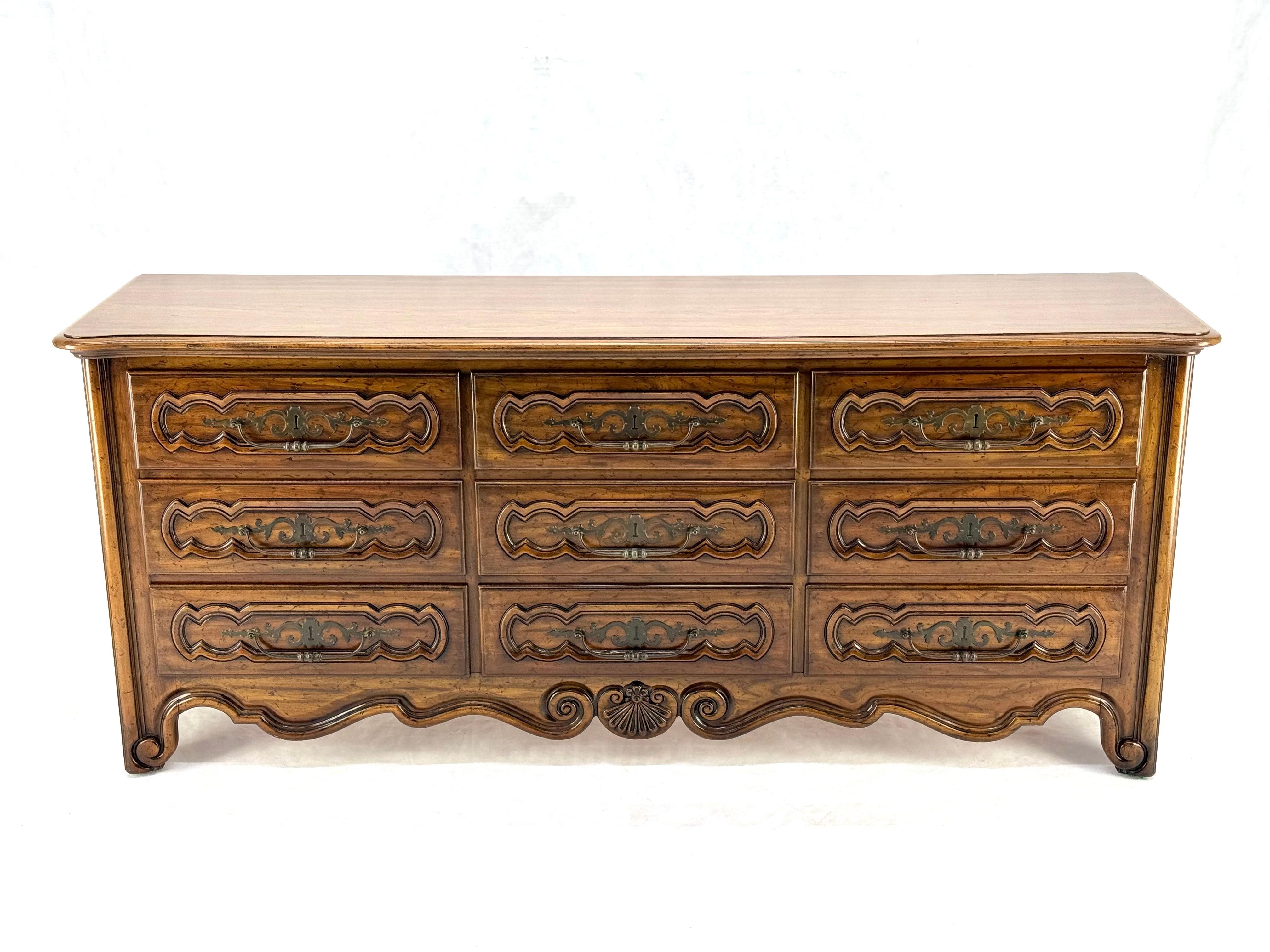 Henredon Carved Chestnut Drawer Fronts Large Heavy Brass Drop Pulls Dresser MINT For Sale 1