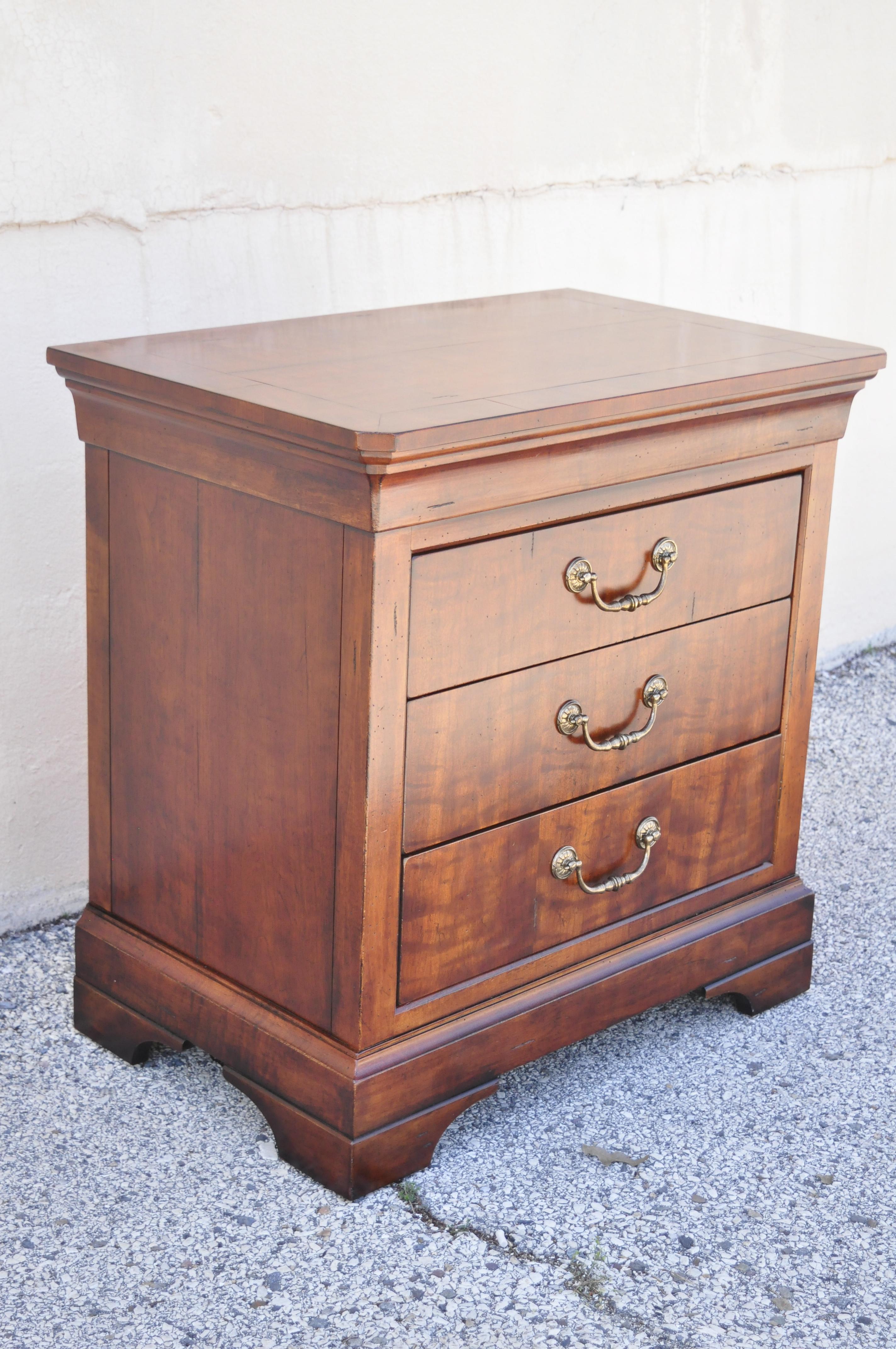 Henredon cavalier aged cherry wood 3 drawer nightstand bedside table. Item features large impressive size, solid wood construction, beautiful wood grain, distressed finish, original label, 3 dovetailed drawers, quality American craftsmanship, great