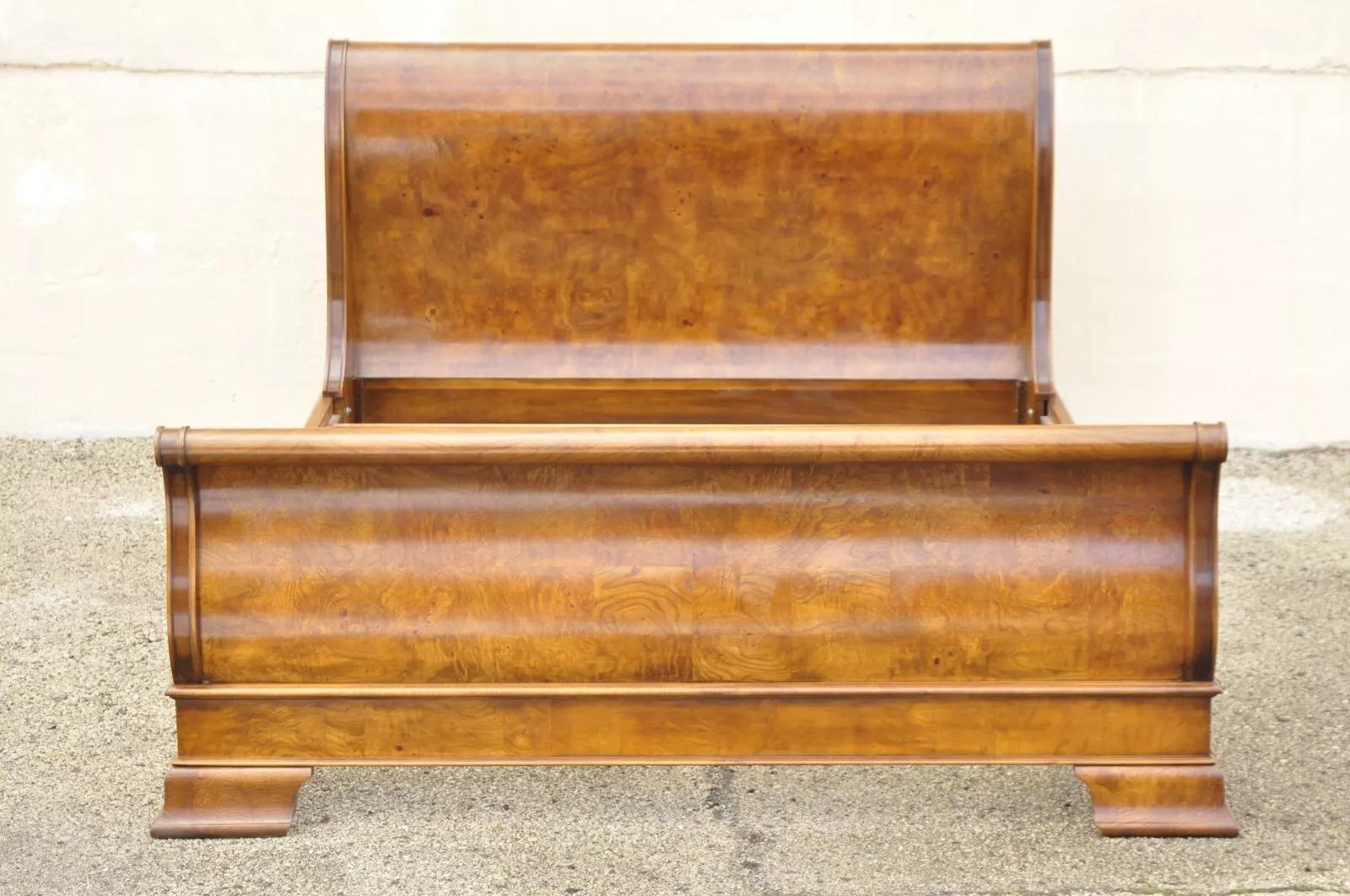 20ième siècle Henredon, cadre de lit traîneau Queen Size de style Empire en bois de ronce de Charles X