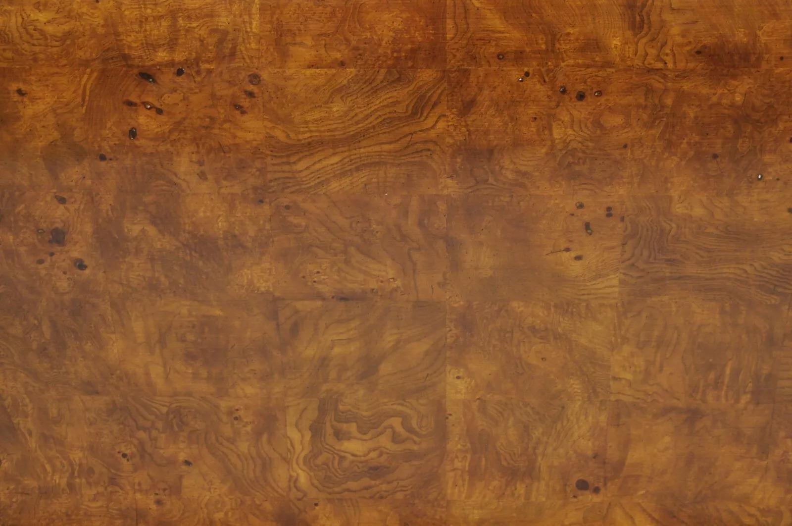 Bois Henredon, cadre de lit traîneau Queen Size de style Empire en bois de ronce de Charles X