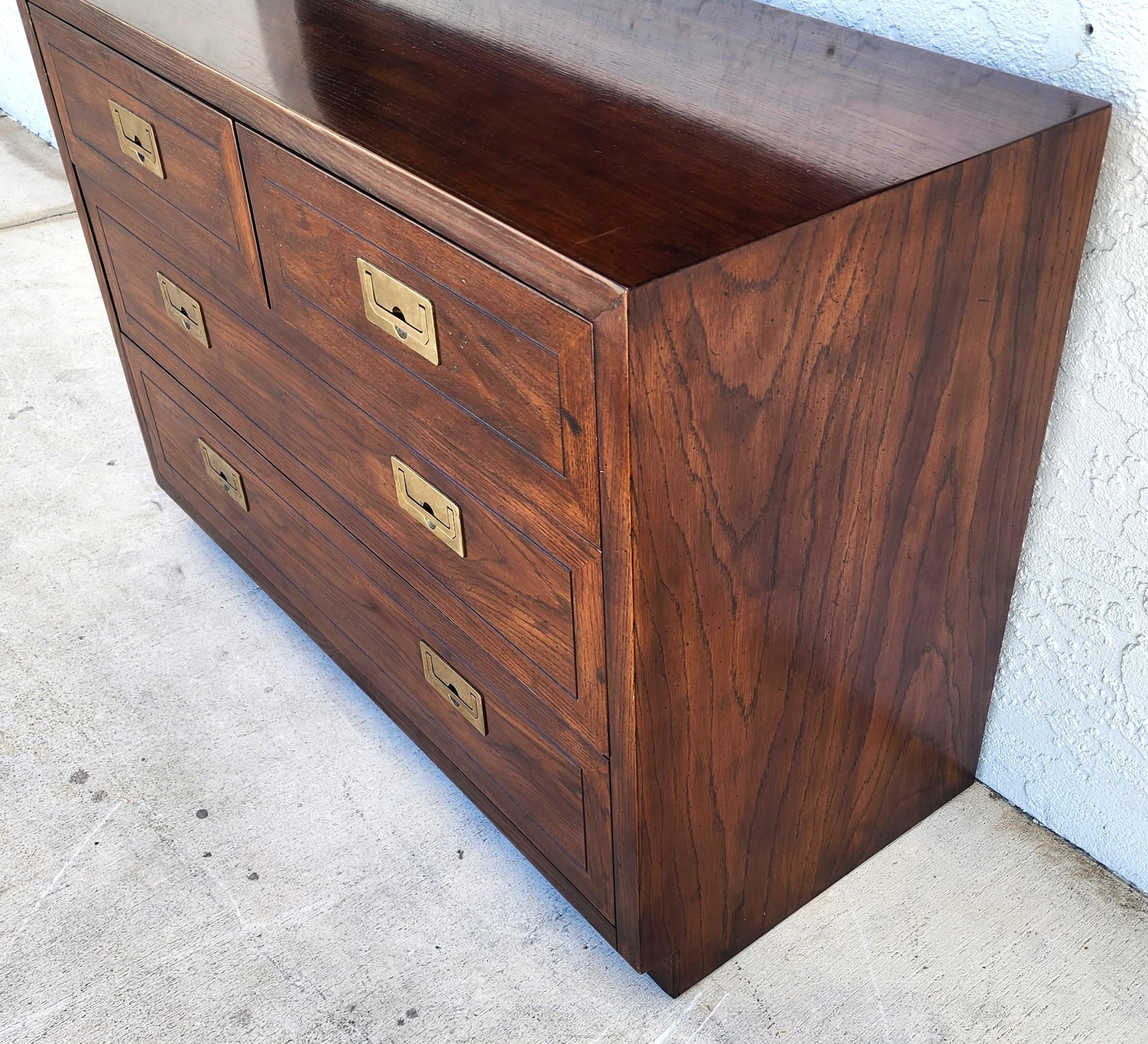 Ottone Comò Henredon con piano in vetro Campaigner in vendita