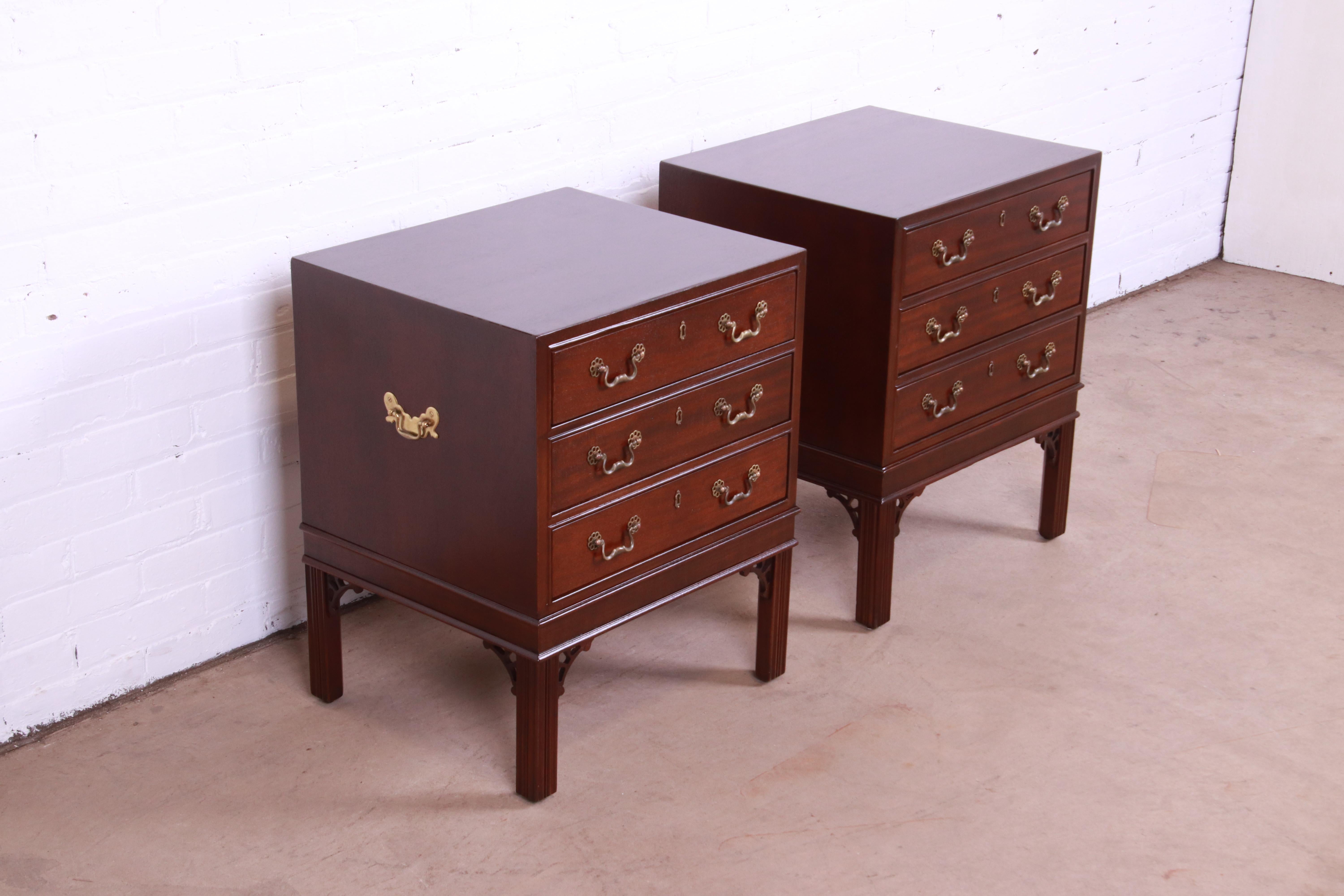 20th Century Henredon Chinese Chippendale Carved Mahogany Nightstands, Newly Refinished For Sale