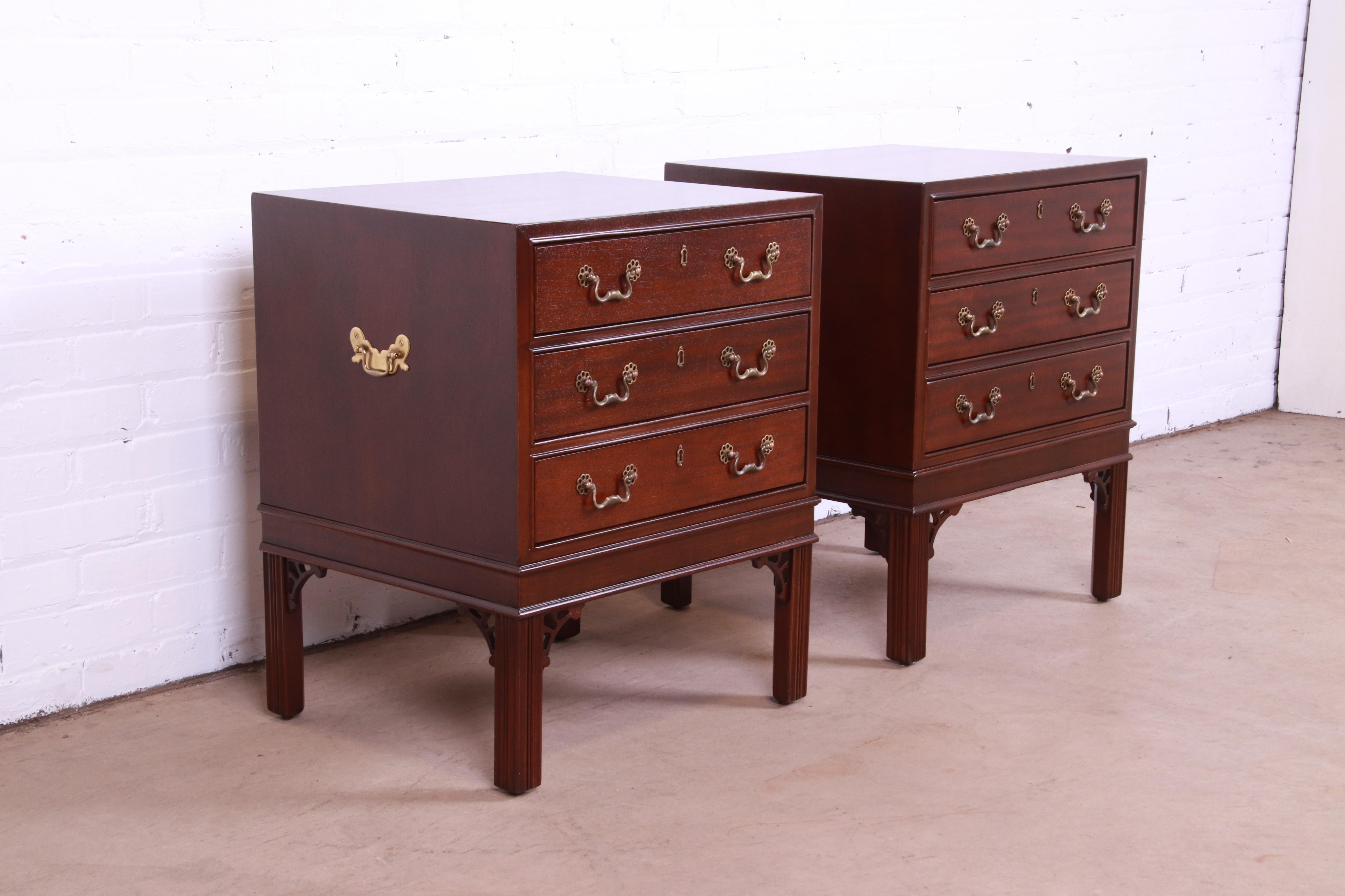 Brass Henredon Chinese Chippendale Carved Mahogany Nightstands, Newly Refinished For Sale