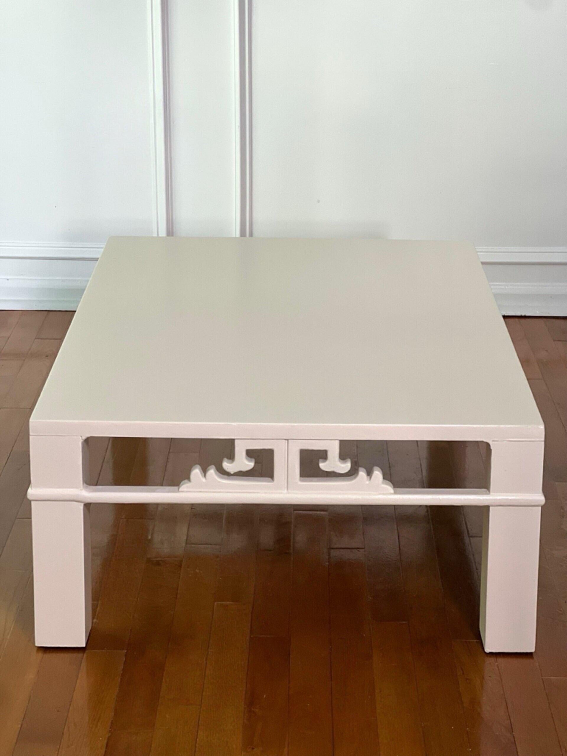 Henredon Chinoiserie White Coffee Table In Good Condition For Sale In Doylestown, PA