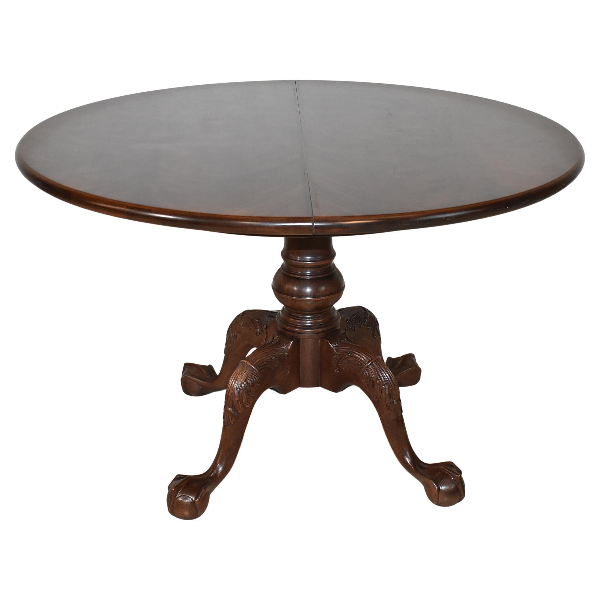 Tavolo da pranzo rotondo Henredon Chippendale da 45 pollici Piano in mogano fiammato Piedi intagliati