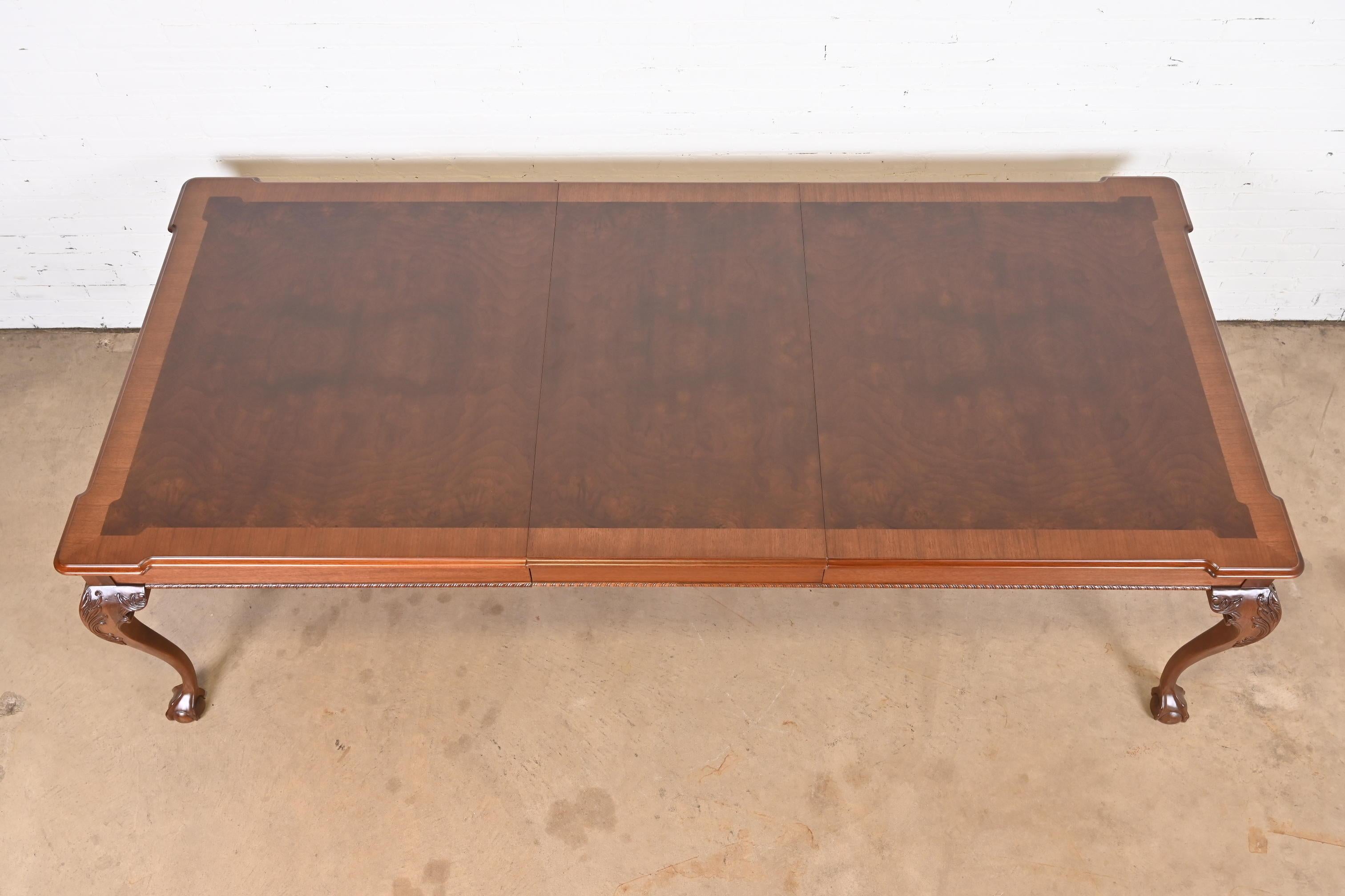 Henredon Chippendale-Esstisch aus Mahagoni und Wurzelholz mit Bändern, neu lackiert (amerikanisch) im Angebot