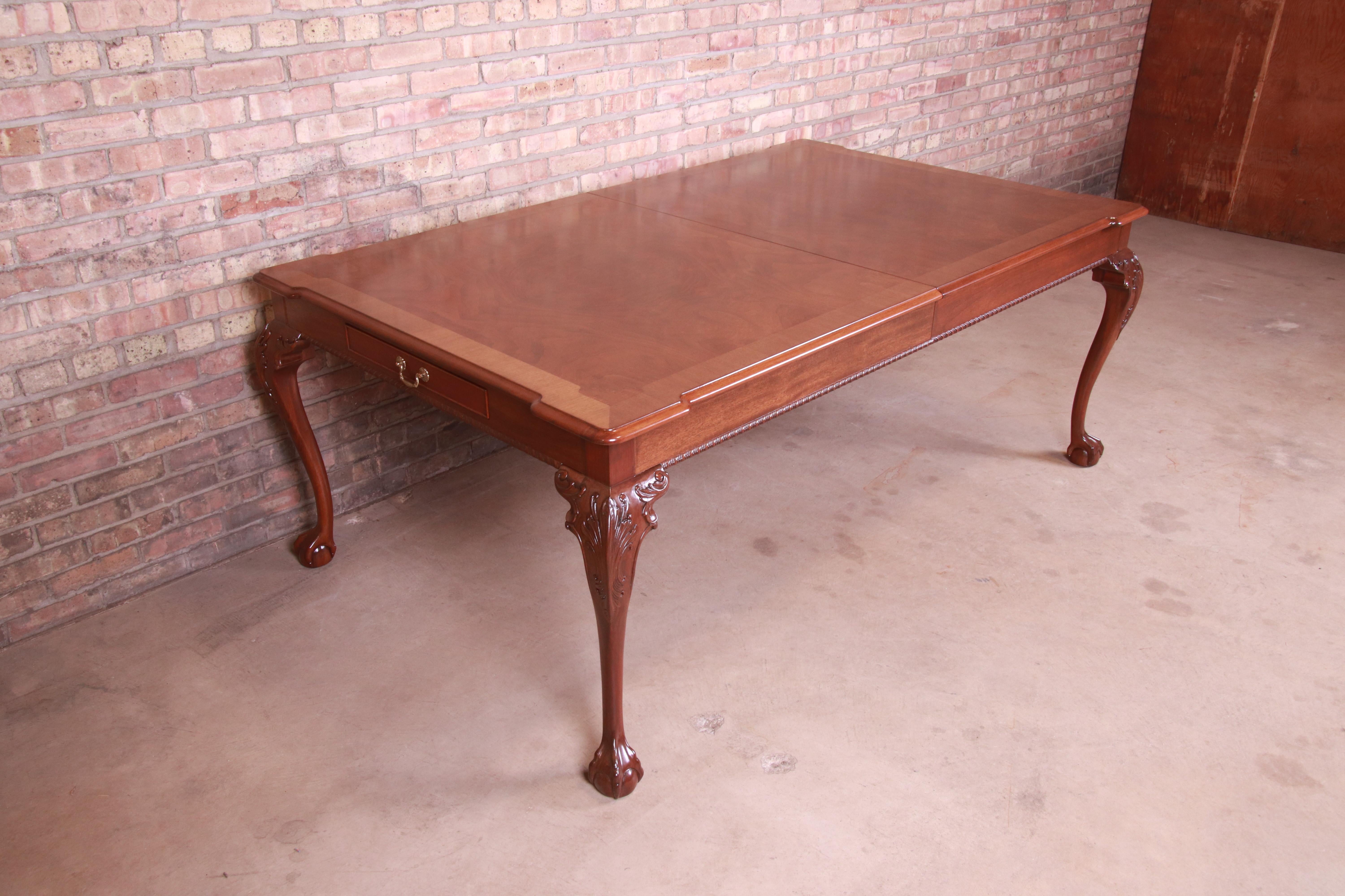 Henredon Chippendale Banded Mahogany Extension Dining Table, Newly Refinished In Good Condition In South Bend, IN
