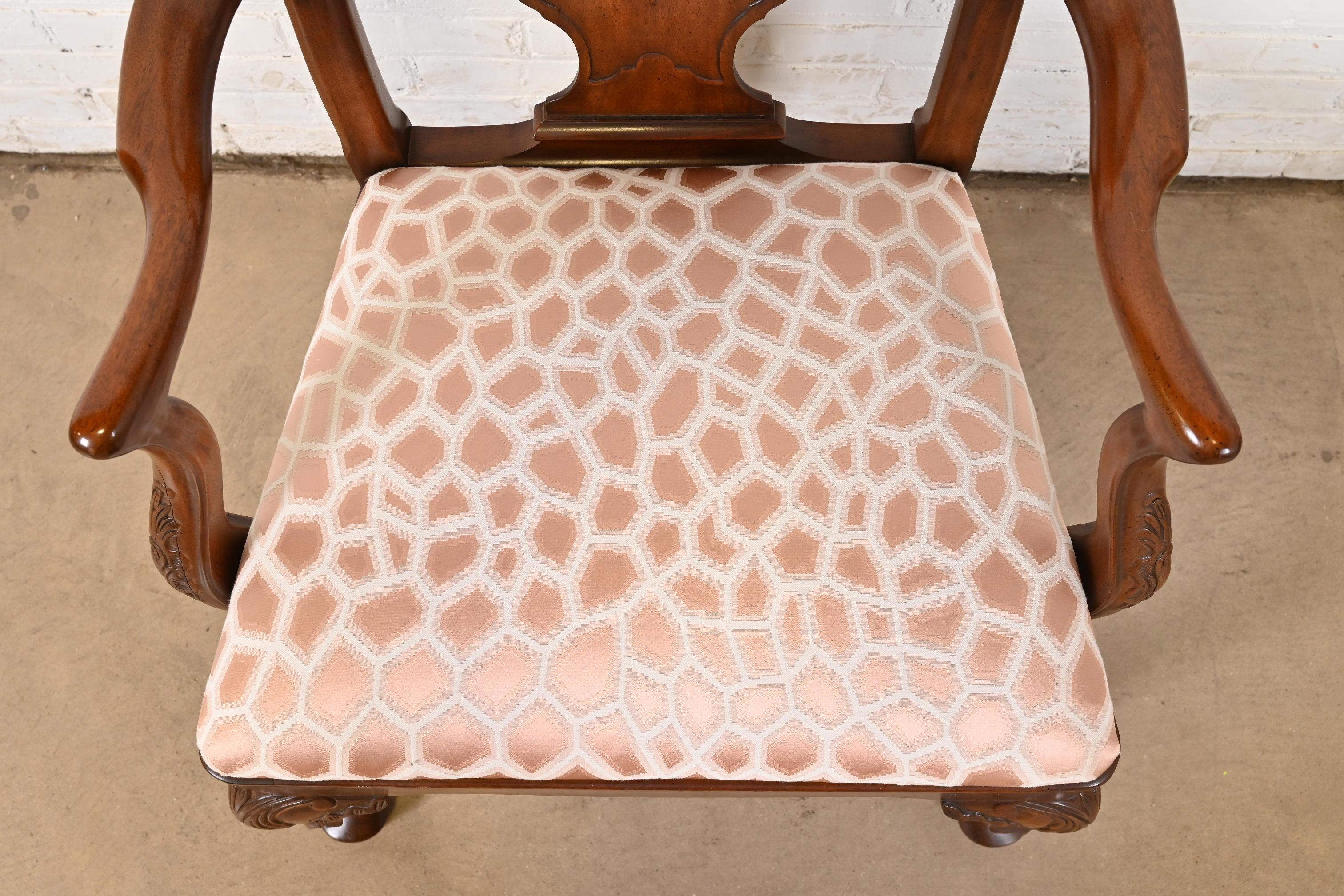 Henredon Chippendale geschnitzte Mahagoni-Sessel oder Esszimmer- Kapitänsstühle, Paar im Angebot 4