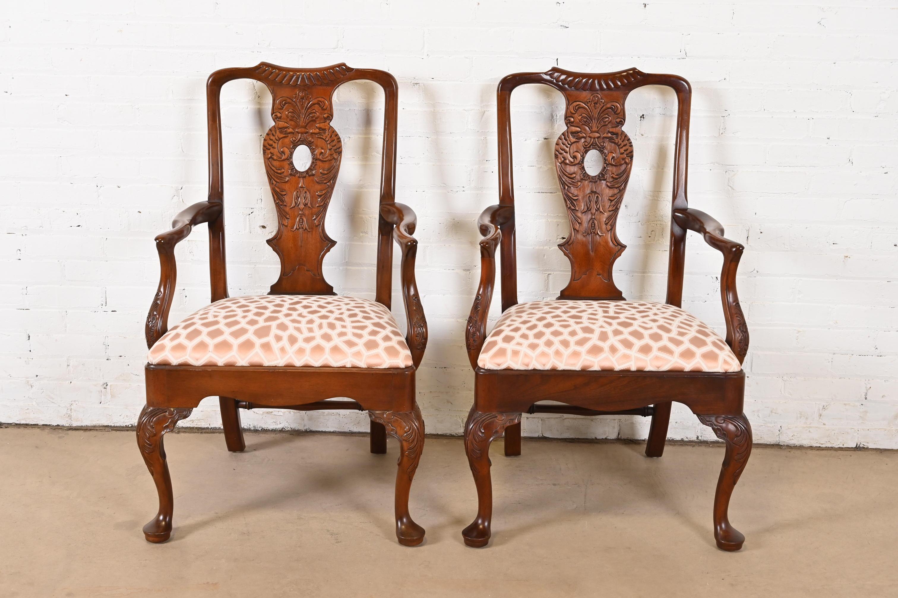 Henredon Chippendale geschnitzte Mahagoni-Sessel oder Esszimmer- Kapitänsstühle, Paar (amerikanisch) im Angebot