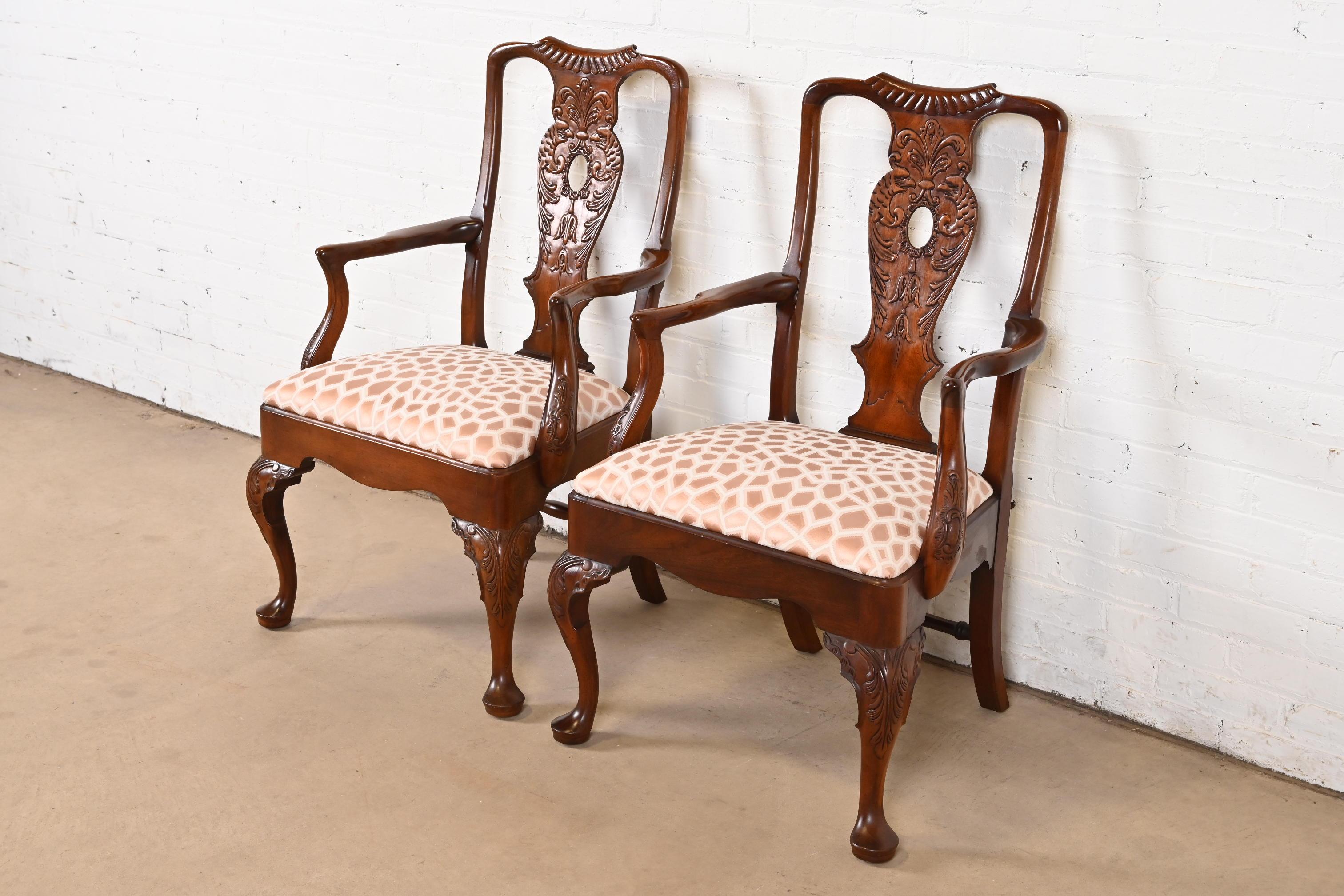 Henredon Chippendale geschnitzte Mahagoni-Sessel oder Esszimmer- Kapitänsstühle, Paar im Zustand „Gut“ im Angebot in South Bend, IN