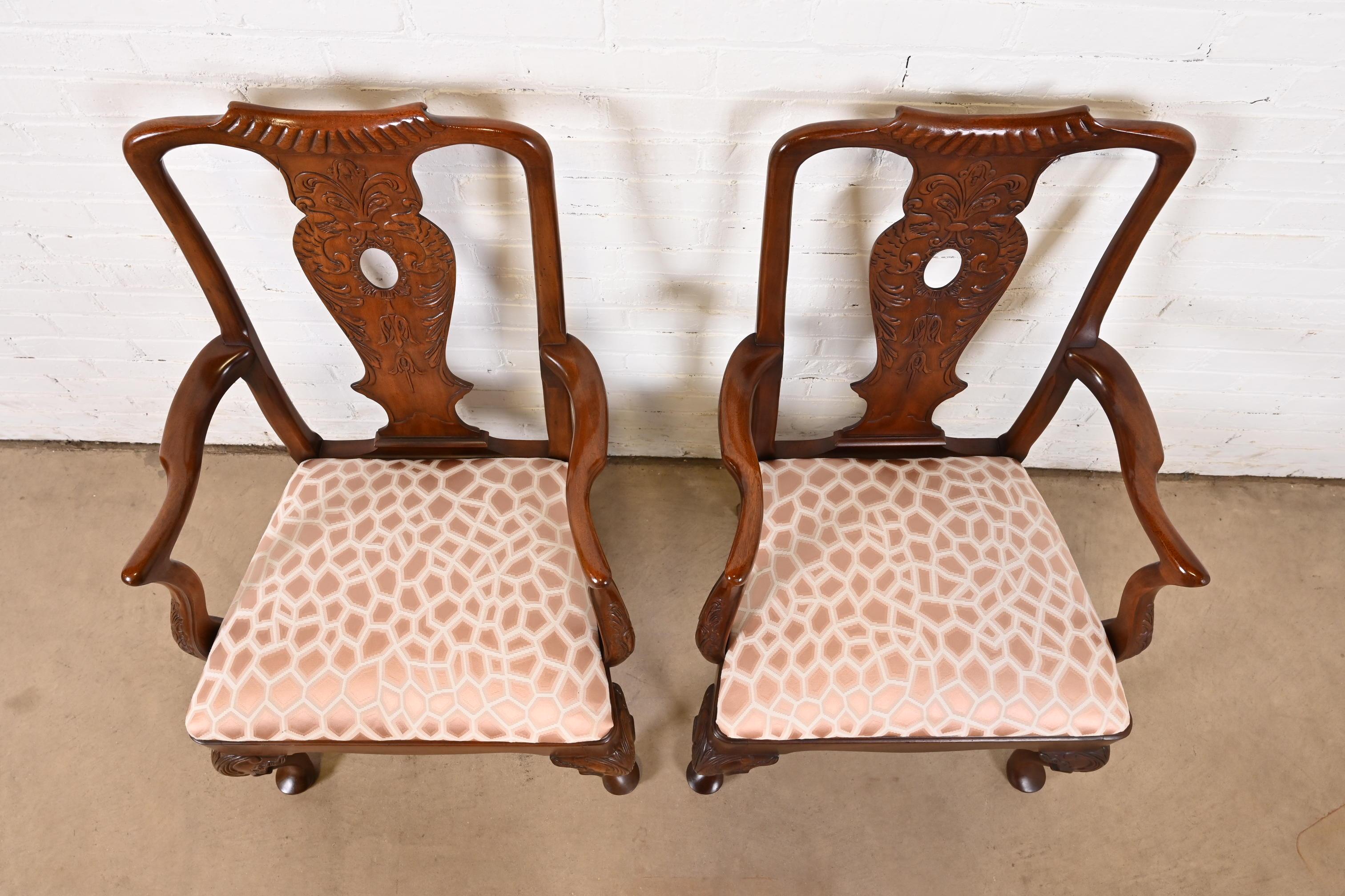 Henredon Chippendale geschnitzte Mahagoni-Sessel oder Esszimmer- Kapitänsstühle, Paar (Polster) im Angebot