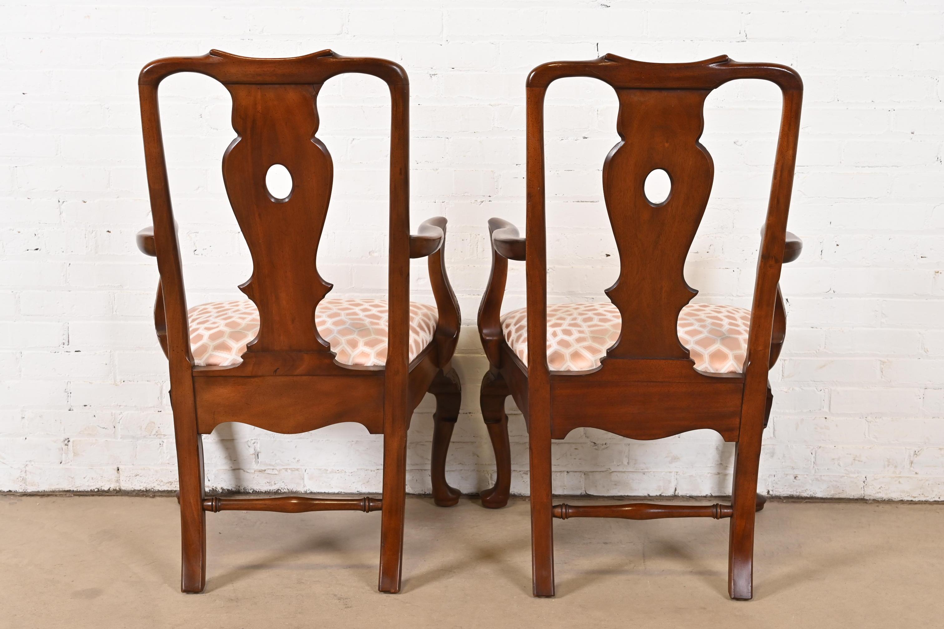 Henredon Chippendale geschnitzte Mahagoni-Sessel oder Esszimmer- Kapitänsstühle, Paar im Angebot 1