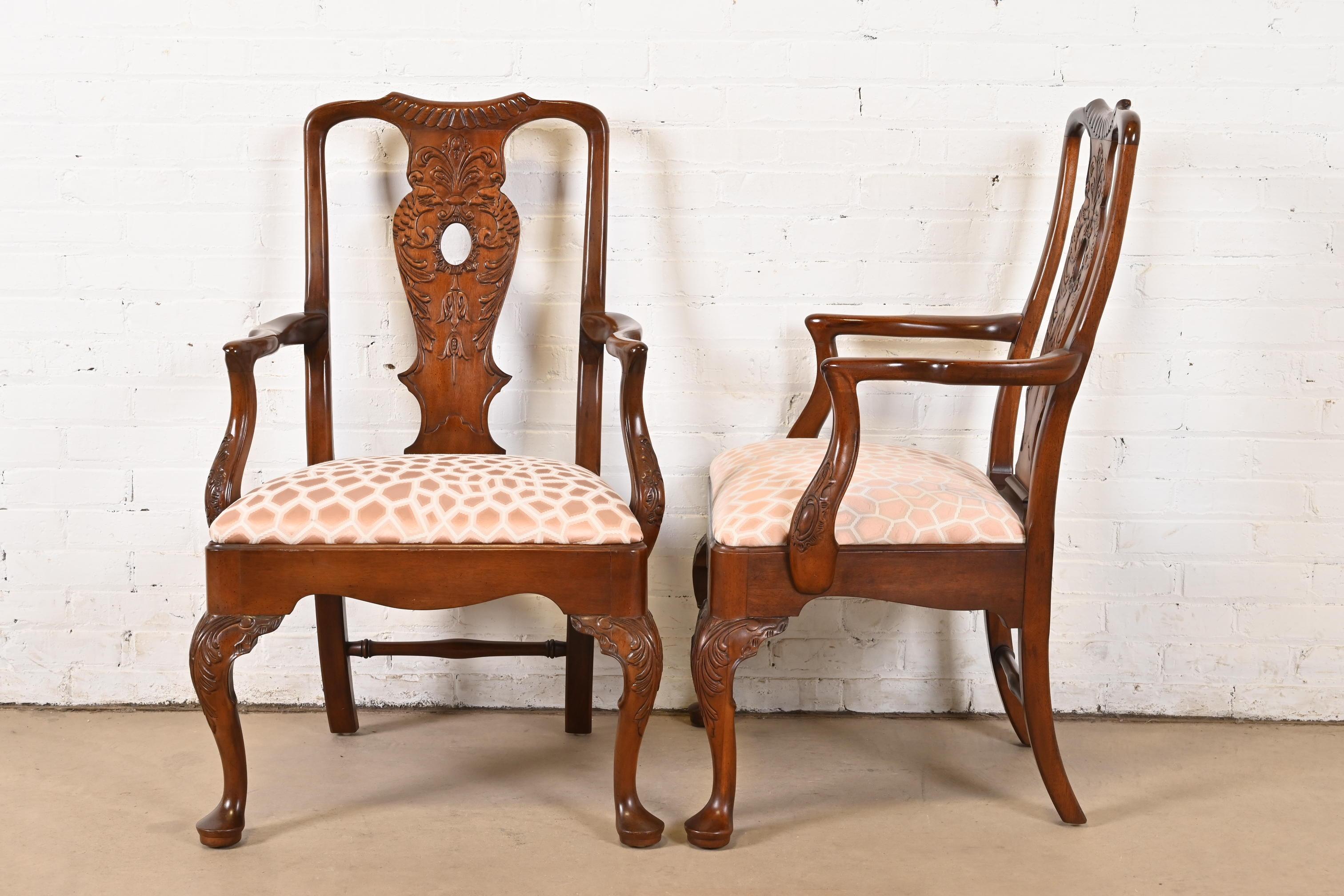 Henredon Chippendale geschnitzte Mahagoni-Sessel oder Esszimmer- Kapitänsstühle, Paar im Angebot 2